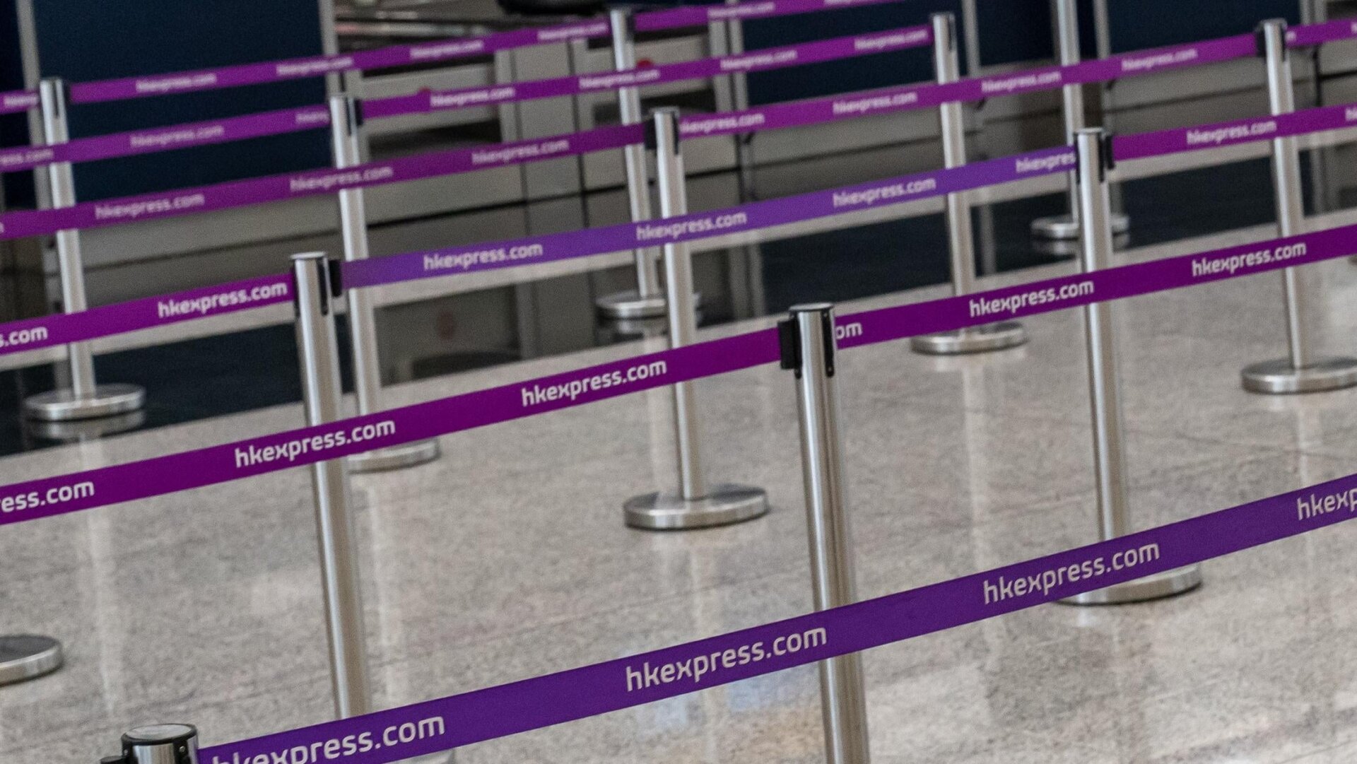 Absperrungen für einen Check-in-Schalter am Hong Kong International Airport