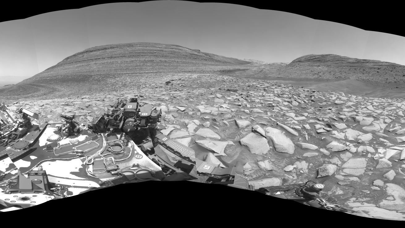 Der NASA-Rover Curiosity hat am 3. Februar dieses 360-Grad-Panorama des Gediz-Vallis-Kanals mit einer seiner Schwarz-Weiß-Navigationskameras aufgenommen.