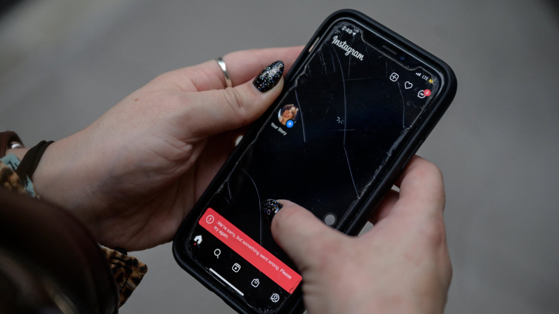 Archivfoto einer Frau, die während eines Instagram-Ausfalls im Jahr 2021 ihr Telefon checkt.