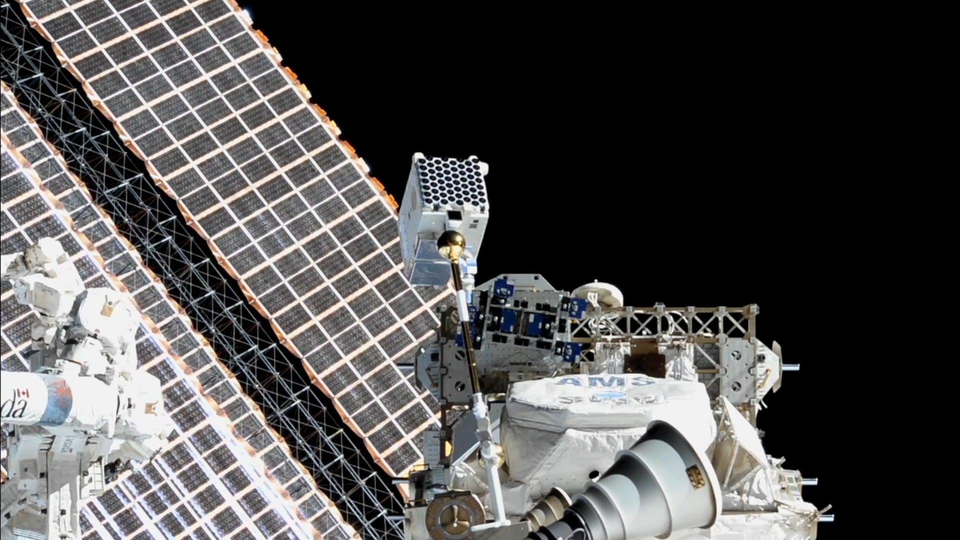 Das NICER-Teleskop außerhalb der ISS, wo es Neutronensterne und andere Röntgenquellen untersucht.