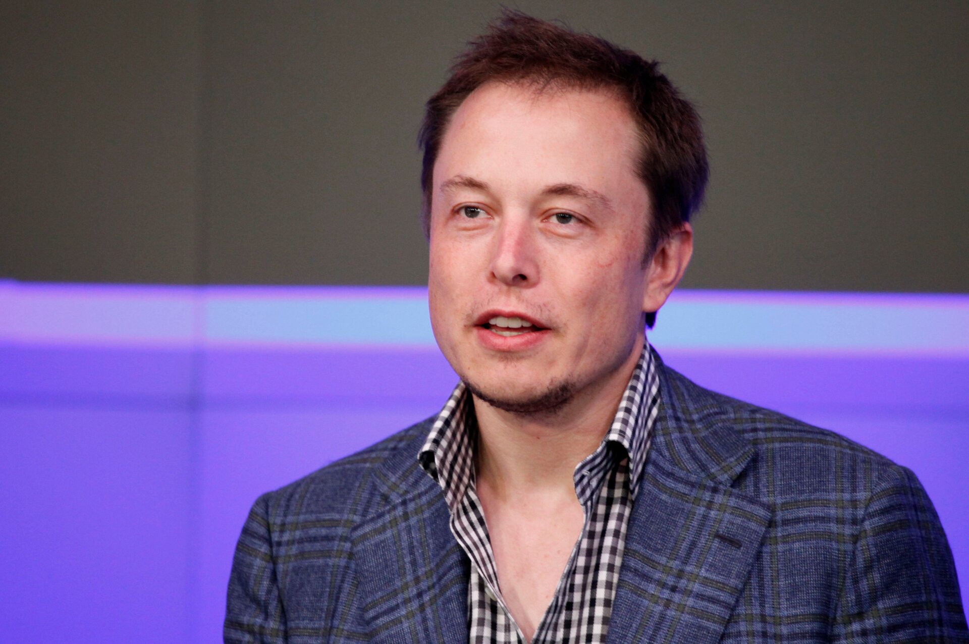 Elon Musk spricht am 29. Juni 2010 an der Nasdaq vor dem Eröffnungsglöckchen für Teslas Börsengang in New York.