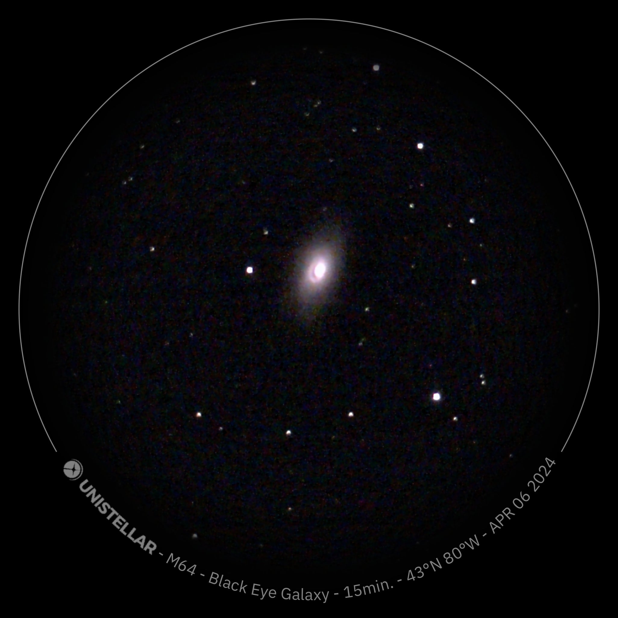 Die Black-Eye-Galaxie, aufgenommen von Odyssey Pro, mit dem sehr hilfreichen Wasserzeichen von Unistellar. 