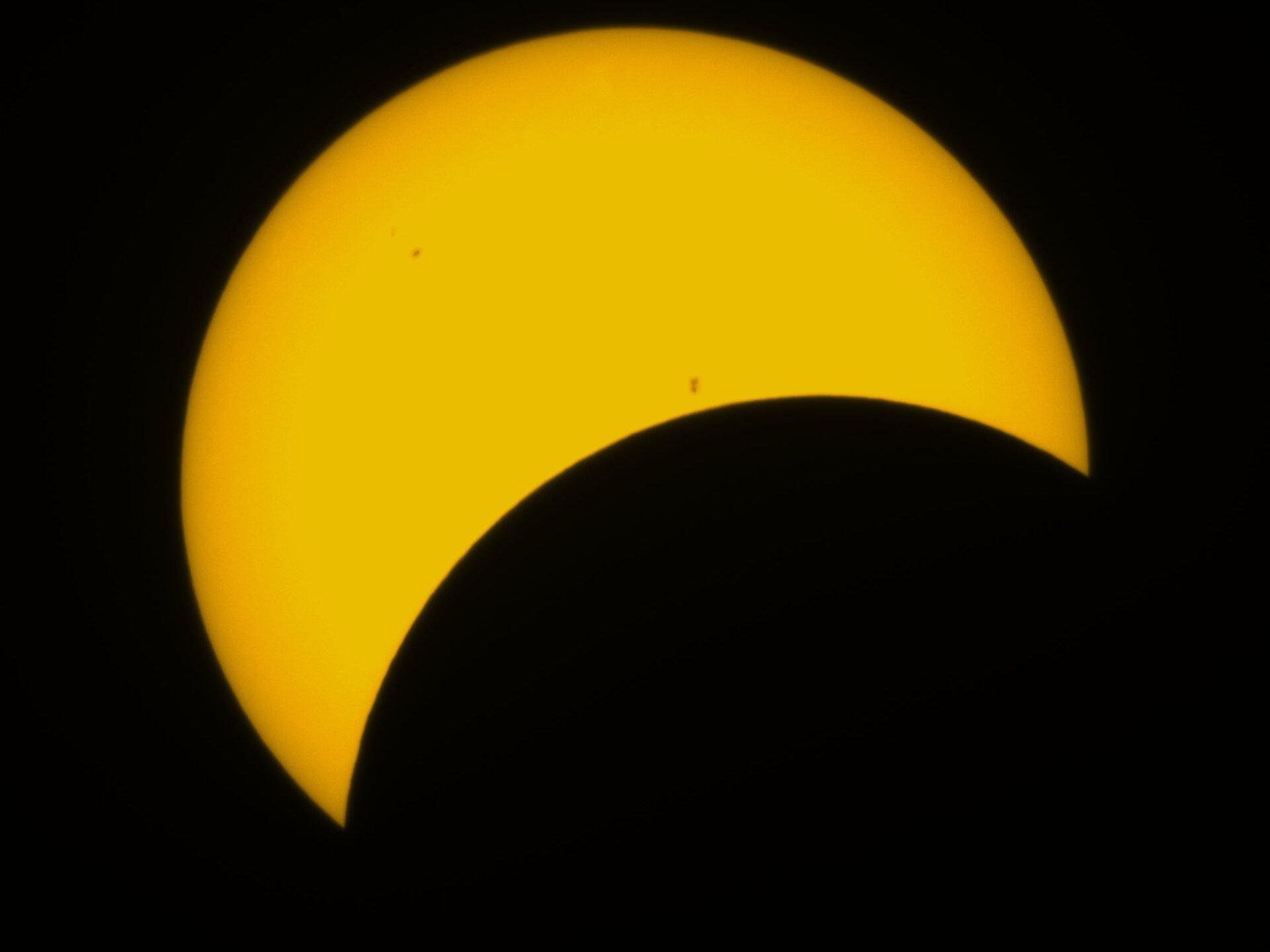 Die Sonnenfinsternis vom 8. April, aufgenommen von der Odyssey Pro, ausgestattet mit dem Sonnenfilter von Unistellar (keine externe Bearbeitung). 