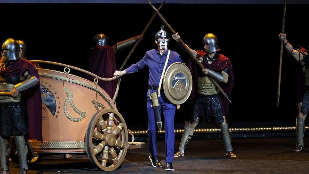 Kein Standbild aus Gladiator II. Stattdessen ist es Chris Aronson, Präsident des Inlandsvertriebs von Paramount Pictures, der sich in Hemd verkleidet hat, um den Film auf CinemaCon zu feiern