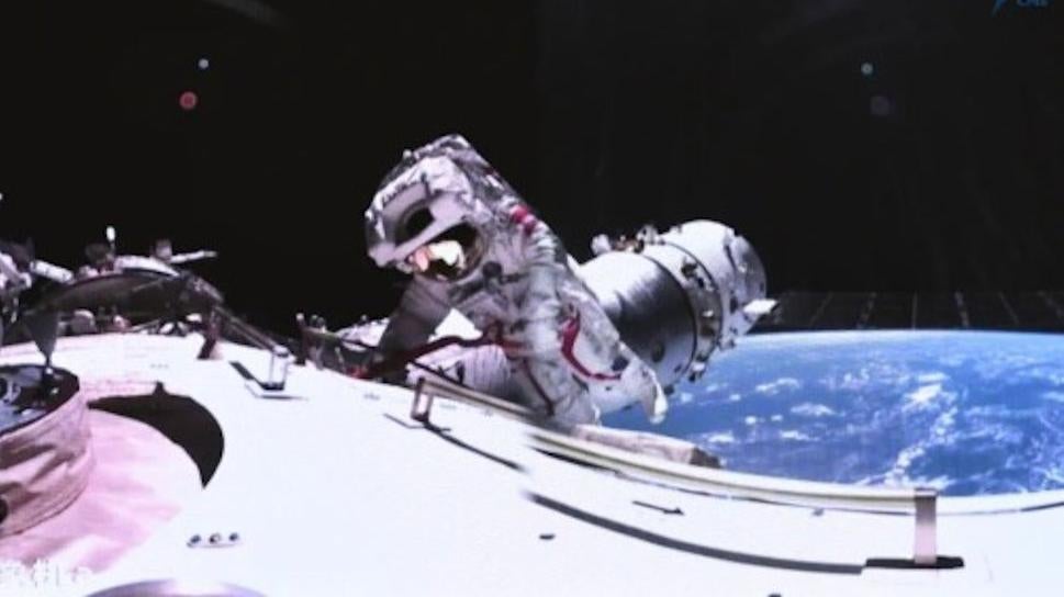 Ein Besatzungsmitglied der Shenzhou 17 repariert während eines kürzlichen Weltraumspaziergangs die Solarmodule. 