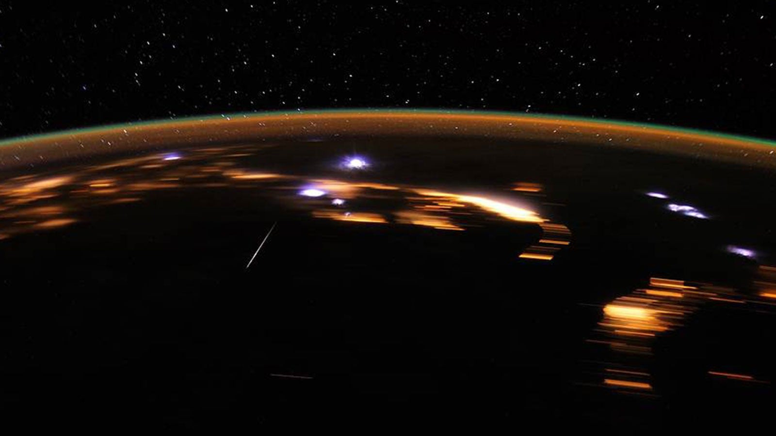Der Meteorschauer der Lyriden, gesehen von der Internationalen Raumstation im Jahr 2012.