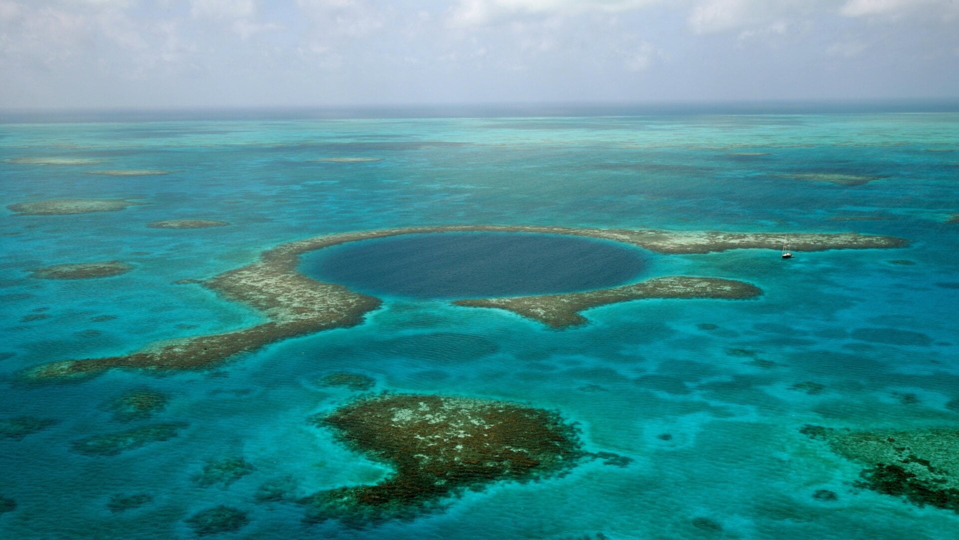 Das hier abgebildete Great Blue Hole von Belize ist wahrscheinlich das bekannteste Blue Hole. Das neu entdeckte Blue Hole vor der Küste Mexikos ist sogar noch tiefer.