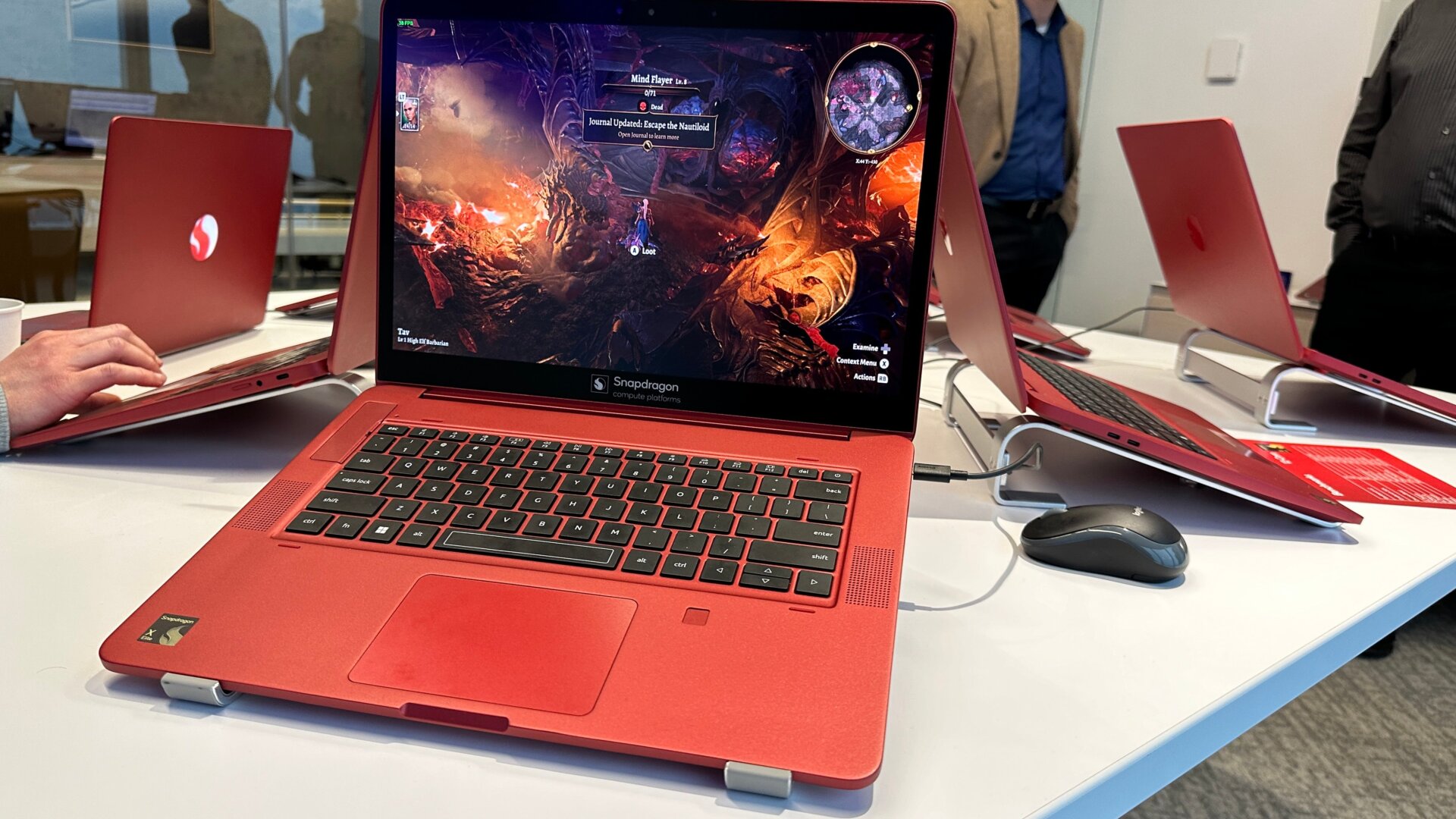Ein Test-PC, auf dem der kommende Qualcomm Snapdragon X Elite-Chip läuft und der mit einer Emulation von Baldur’s Gate III relativ stabile Bildraten erreicht.