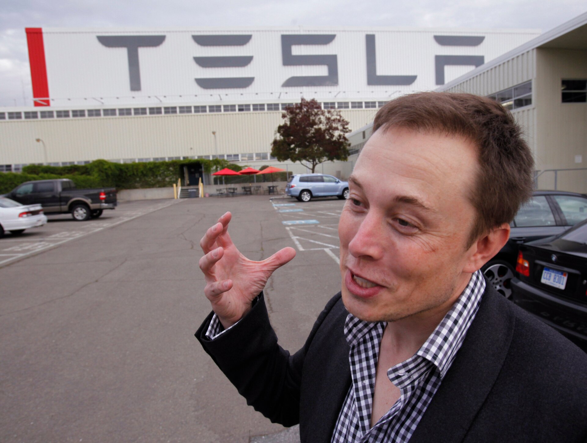 Tesla-CEO Elon Musk enthüllt am Mittwoch, 27. Oktober 2010, die neue Tesla-Fabrik in Fremont, Kalifornien.