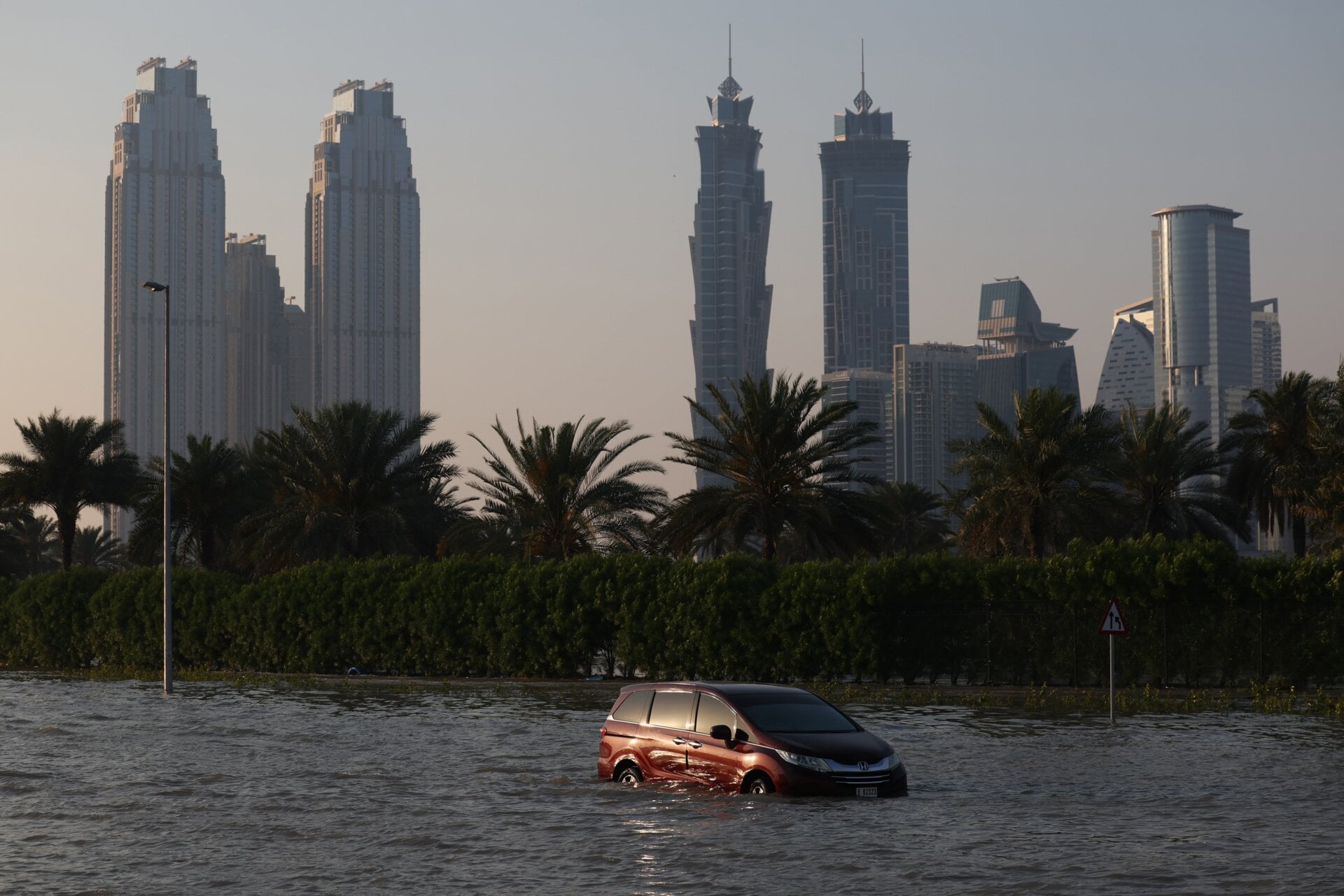 Ein verlassenes Fahrzeug auf einer überfluteten Autobahn nach einem Regensturm in Dubai, Vereinigte Arabische Emirate, am Mittwoch, 17. April 2024. 