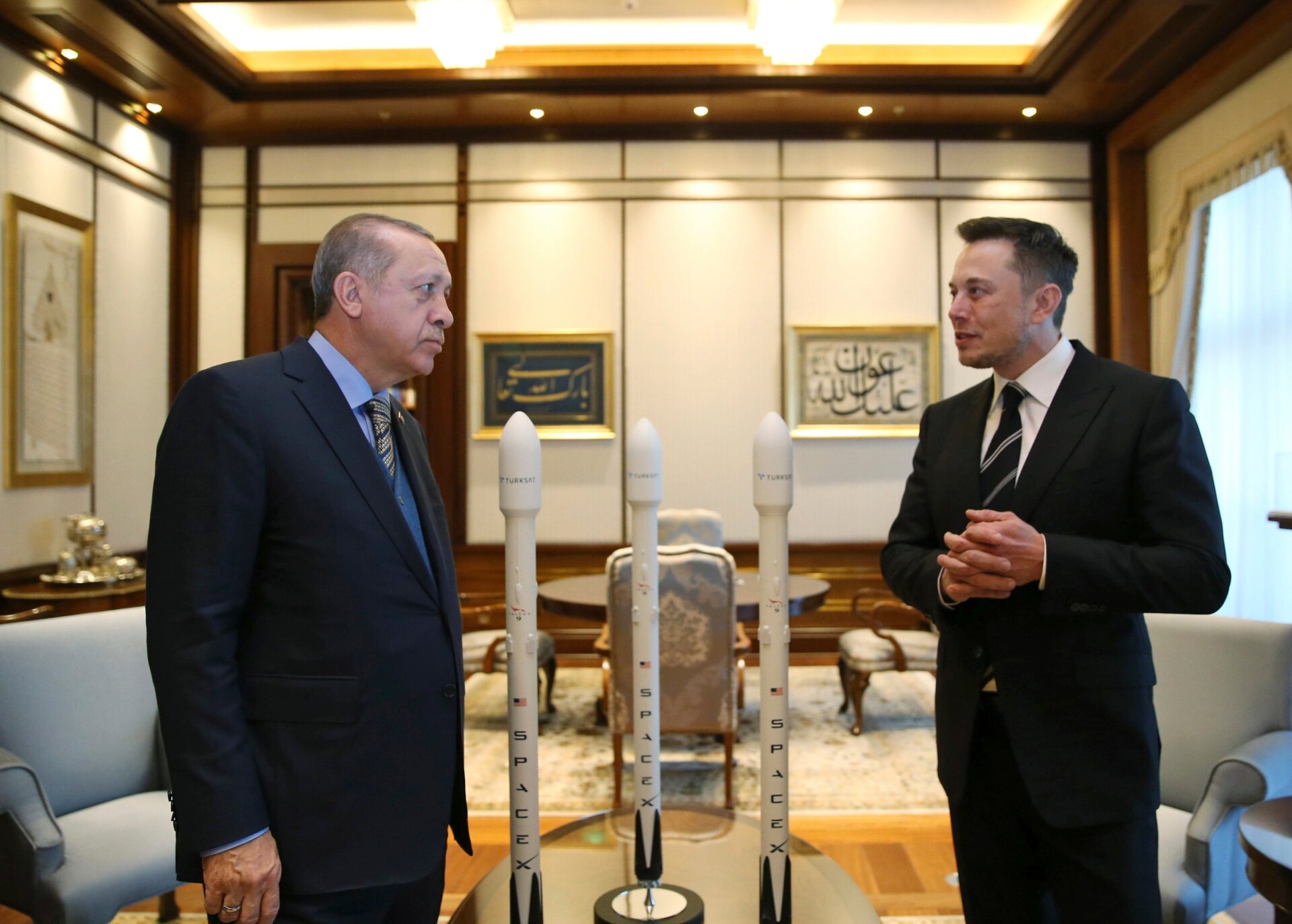 Der türkische Präsident Recep Tayyip Erdogan (links) spricht mit Elon Musk (rechts), CEO von Tesla und SpaceX, vor ihrem Treffen in Ankara, Türkei, Mittwoch, 8. November 2017.