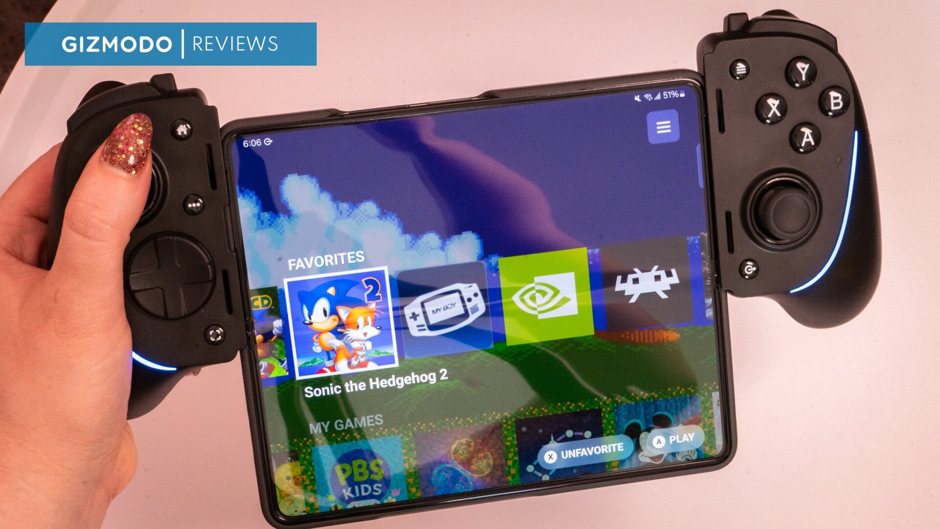 Das Razer Kishi Ultra ist um das Samsung Galaxy Z Fold 5 geschnallt.