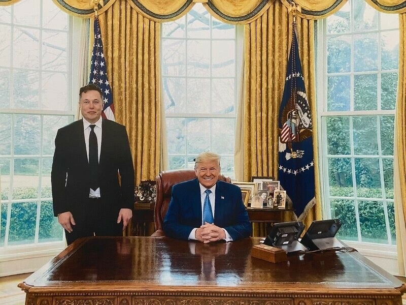Elon Musk auf einem undatierten Foto aus dem Oval Office, das von Donald Trump auf Truth Social geteilt wurde. 