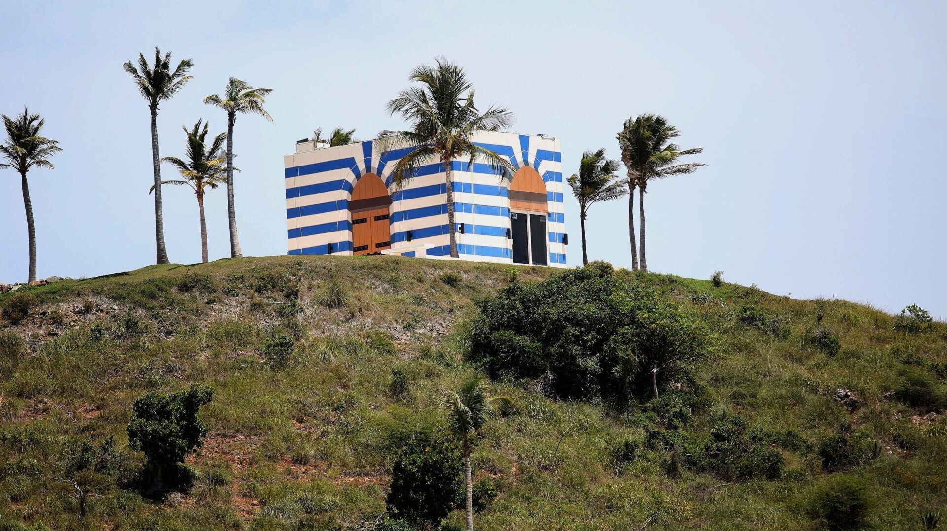 Eine blau gestreifte Struktur steht auf einem Aussichtspunkt auf Little St. James Island auf den Amerikanischen Jungferninseln, einem Grundstück im Besitz von Jeffrey Epstein, Mittwoch, 14. August 2019.