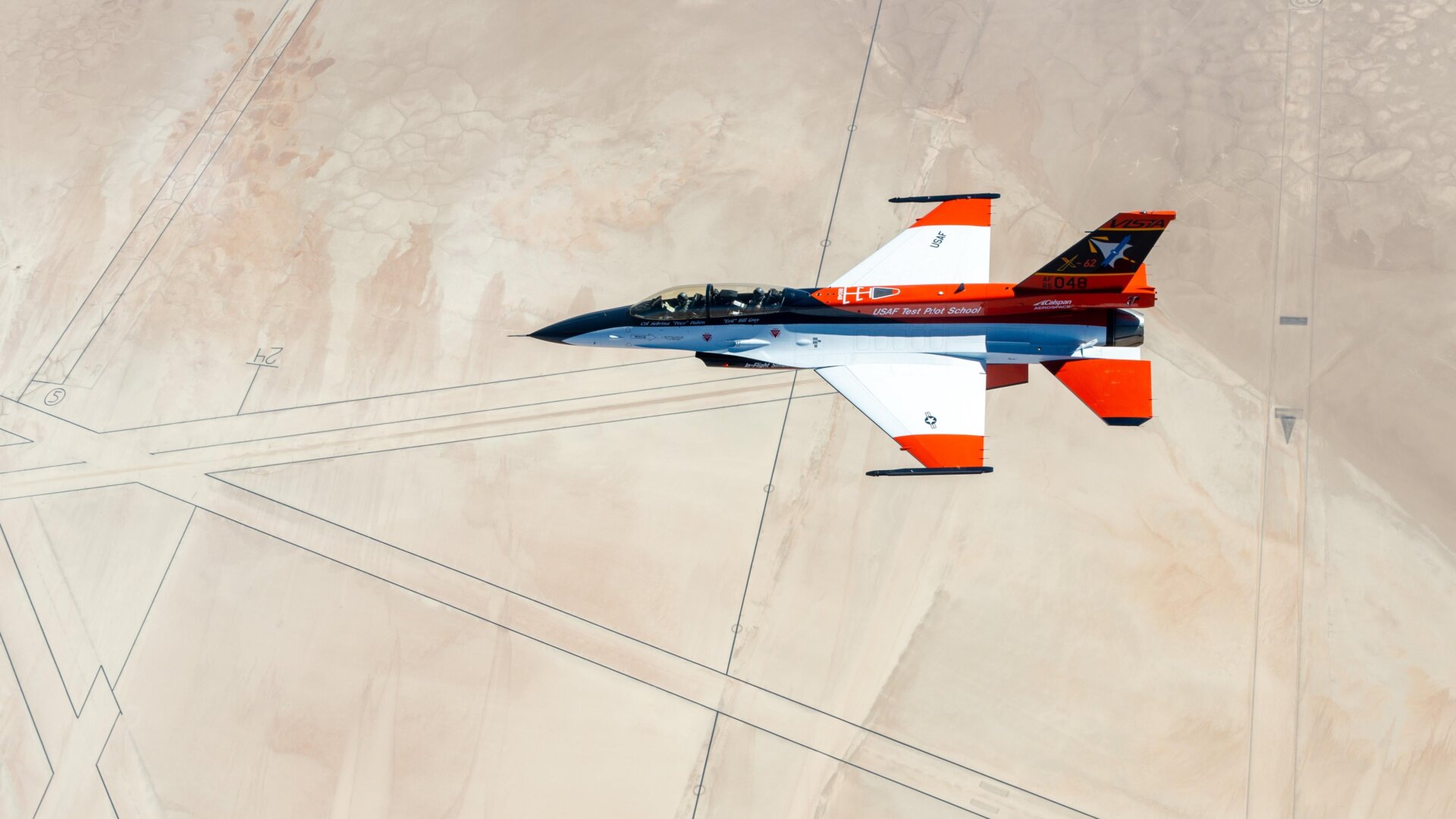 Das X-62 Variable In-Flight Stability Test Aircraft (VISTA) fliegt am 26. August 2022 am Himmel über der Edwards Air Force Base, Kalifornien.