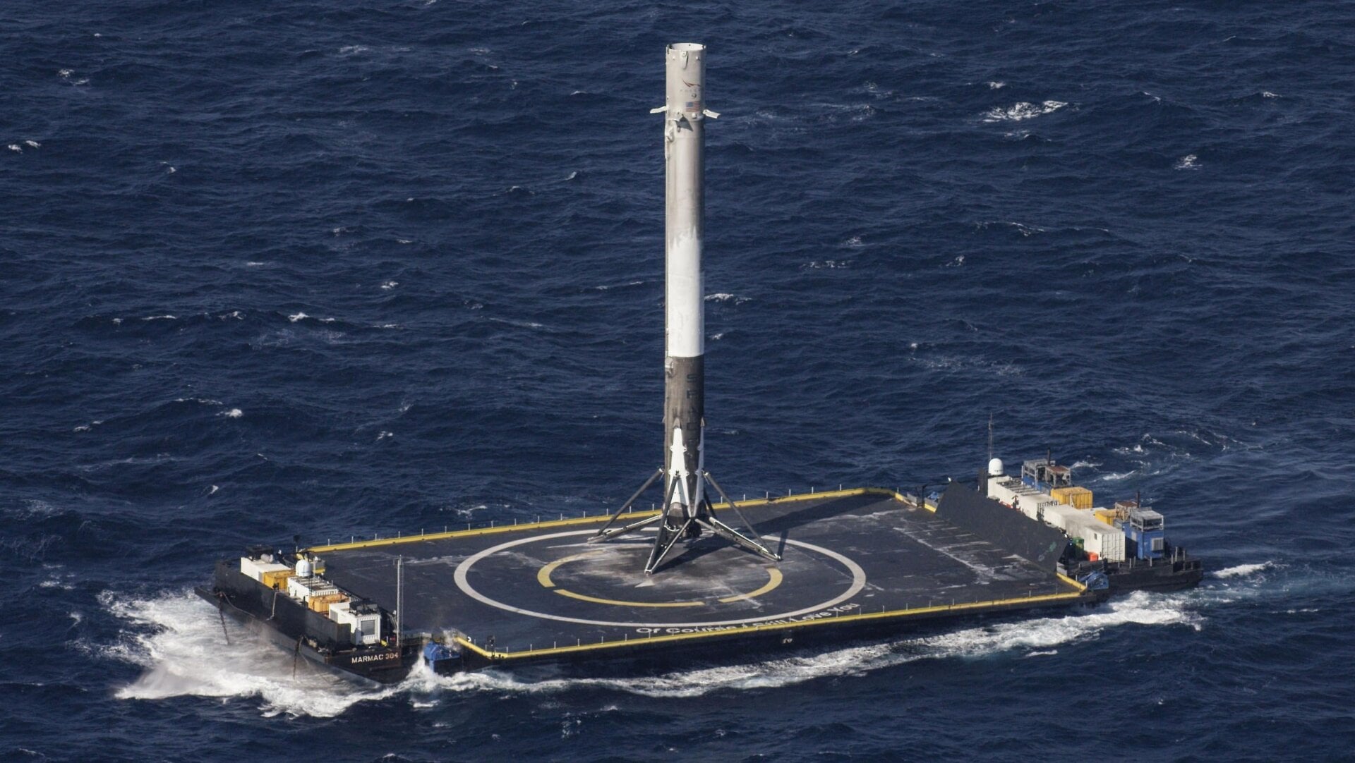 Eine Falcon-9-Trägerstufe nach ihrer Landung auf dem SpaceX-Drohnenschiff Of Course I Still Love You.