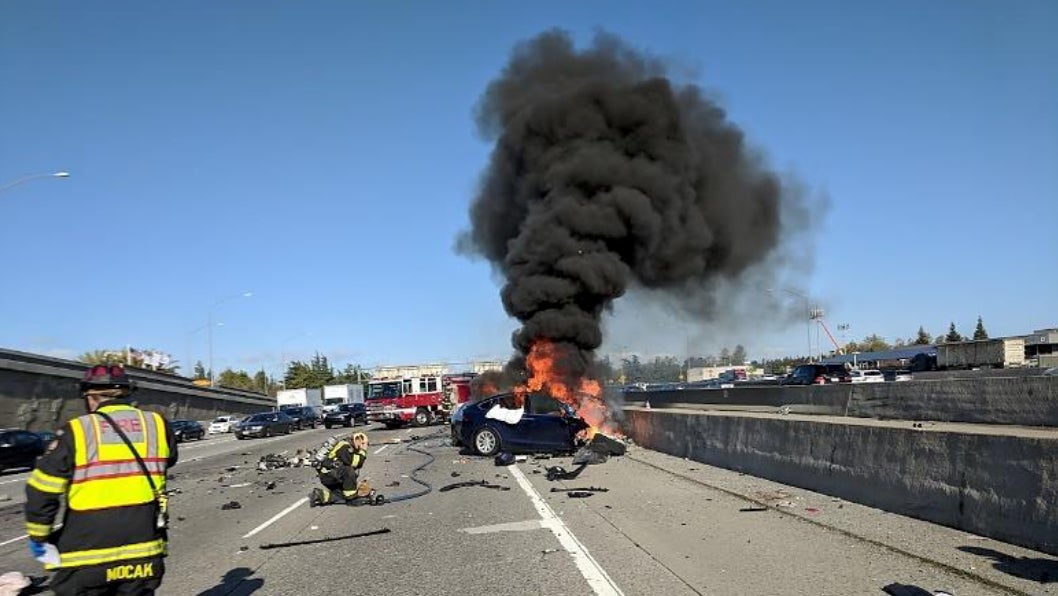 Blick nach Norden auf die US-101, der den brennenden, abgestürzten Tesla am 23. März 2018 zeigt.