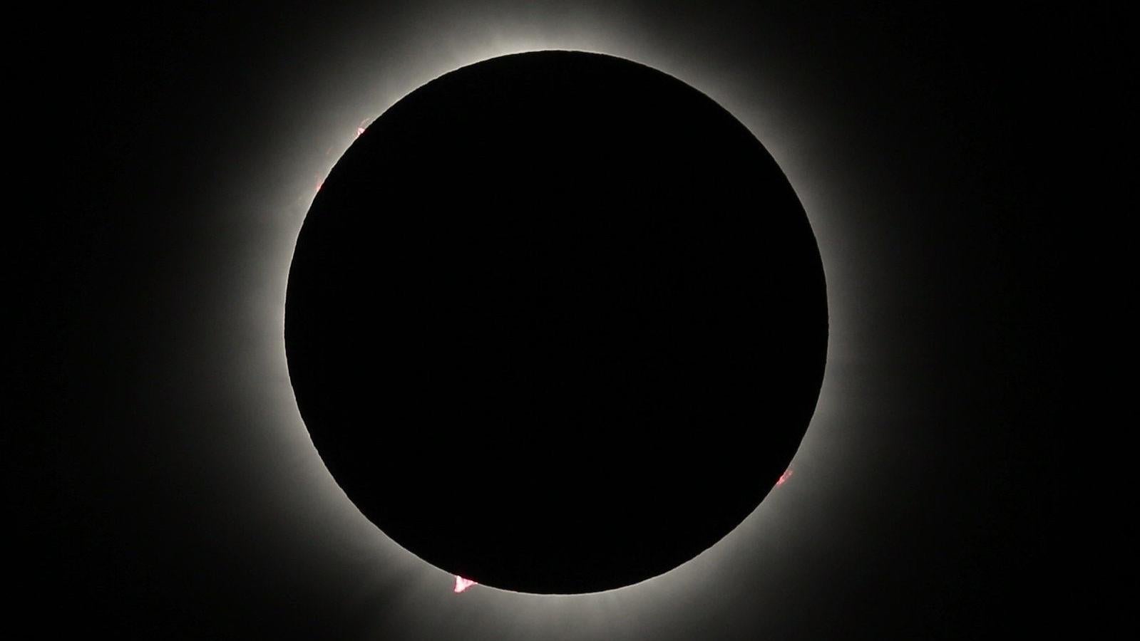 Die totale Sonnenfinsternis vom 8. April zeigte eine ausgeprägte Protuberanzen am unteren Rand. Für Beobachter am Boden erschienen die Protuberanzen als rote Punkte entlang des Randes der Finsternis.