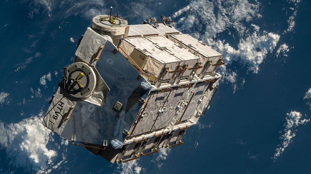 Die mit alten Nickel-Wasserstoff-Batterien vollgepackte Palette, fotografiert kurz nachdem sie vom Roboterarm Canadarm2 freigegeben wurde.