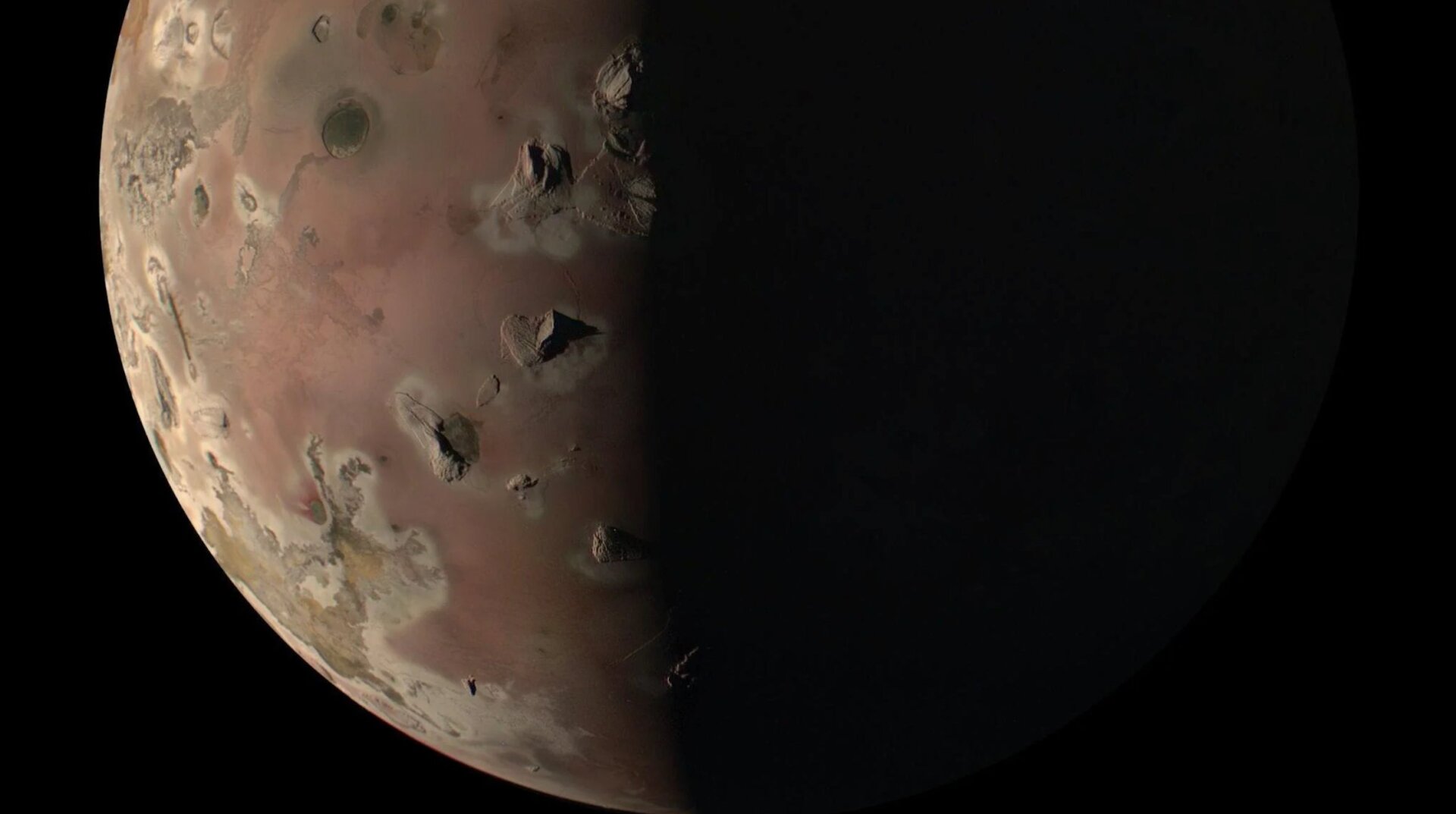 Io, wie Juno sie am 30. Dezember 2023 gesehen hat.