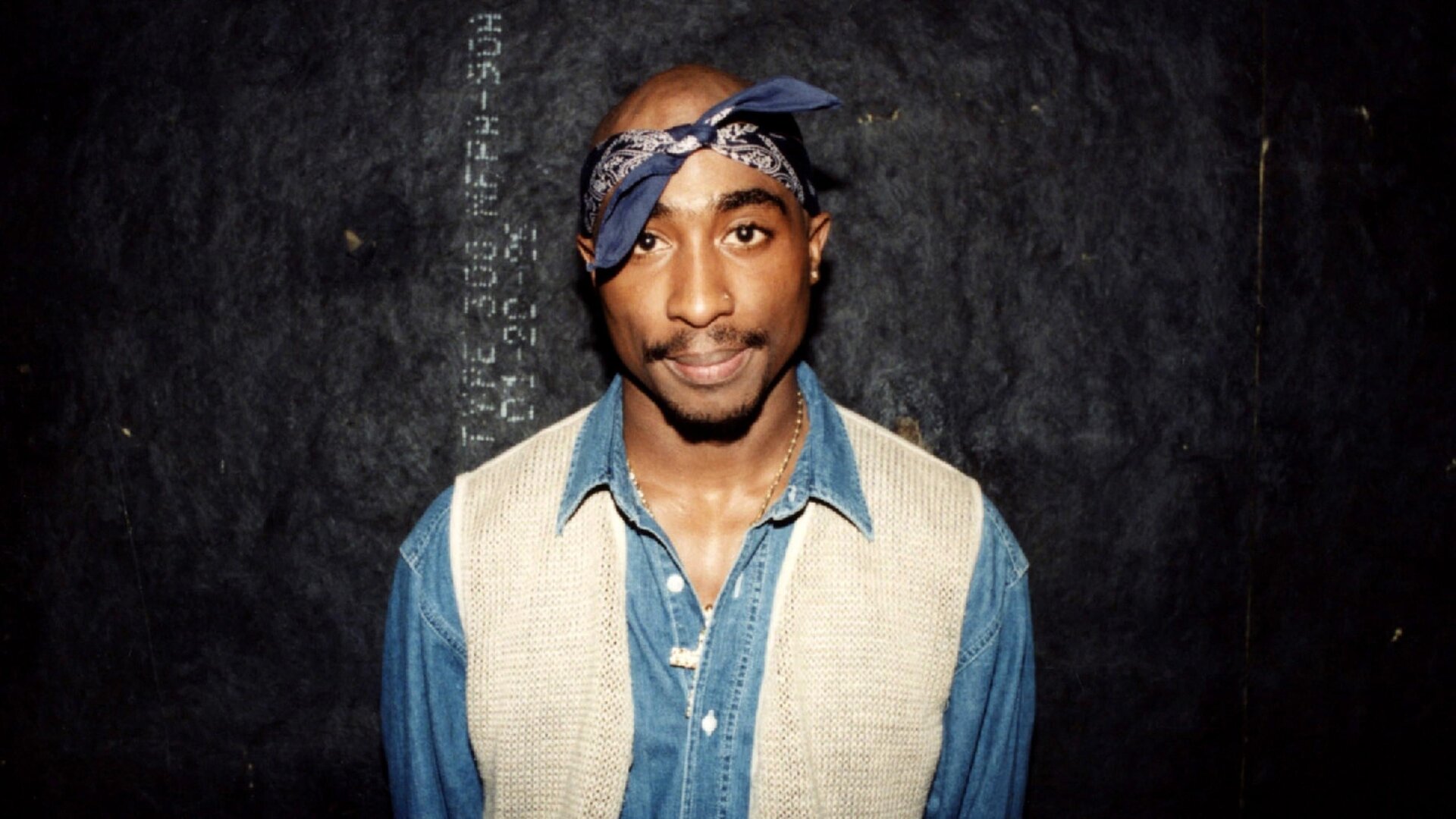 Tupac Shakur hinter der Bühne bei einem Konzert im Jahr 1994.