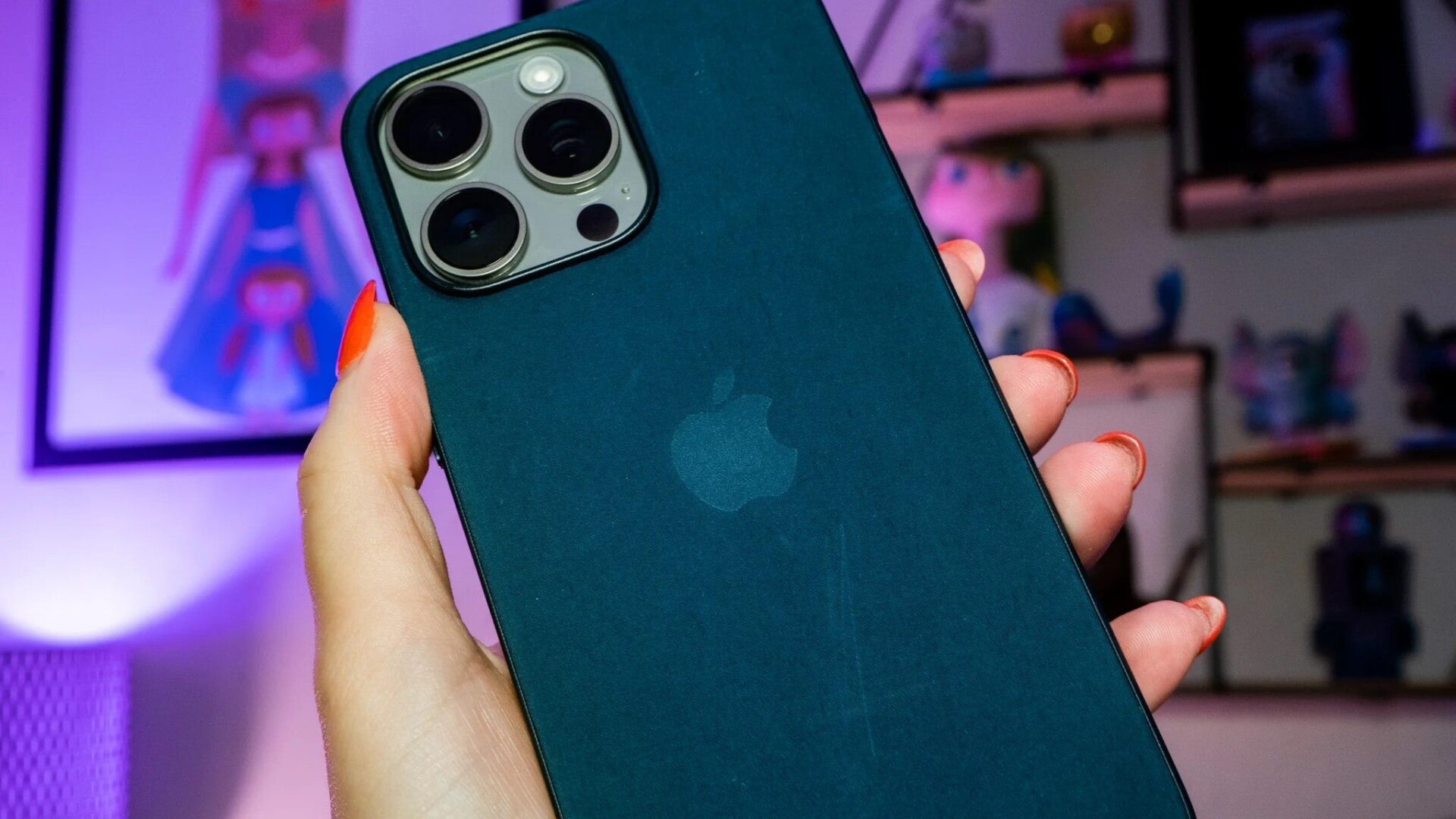 Die FineWoven-Hüllen für das iPhone 15 waren in Farben wie Pacific Blue erhältlich, einige Benutzer waren jedoch ausgesprochen verärgert darüber, dass die Hüllen anfällig für Flecken und Kratzer waren.