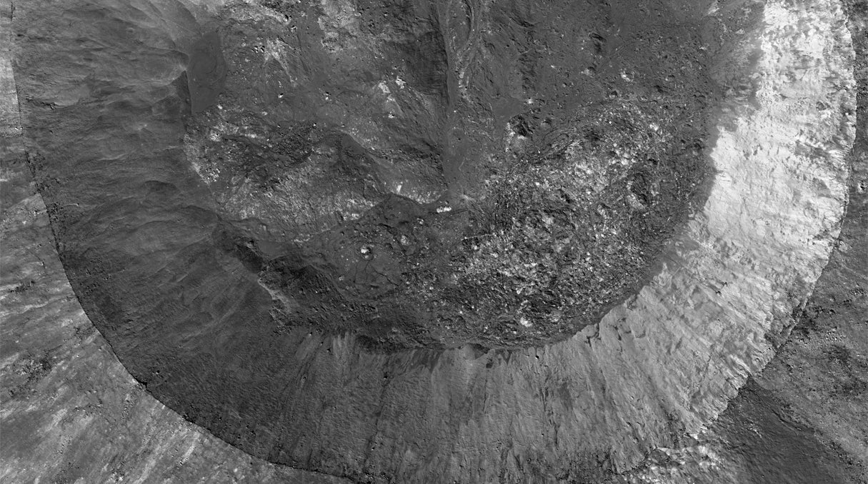 Ein  Blick auf das Innere des Giordano-Bruno-Kraters vom Lunar Reconnoissance Orbiter.