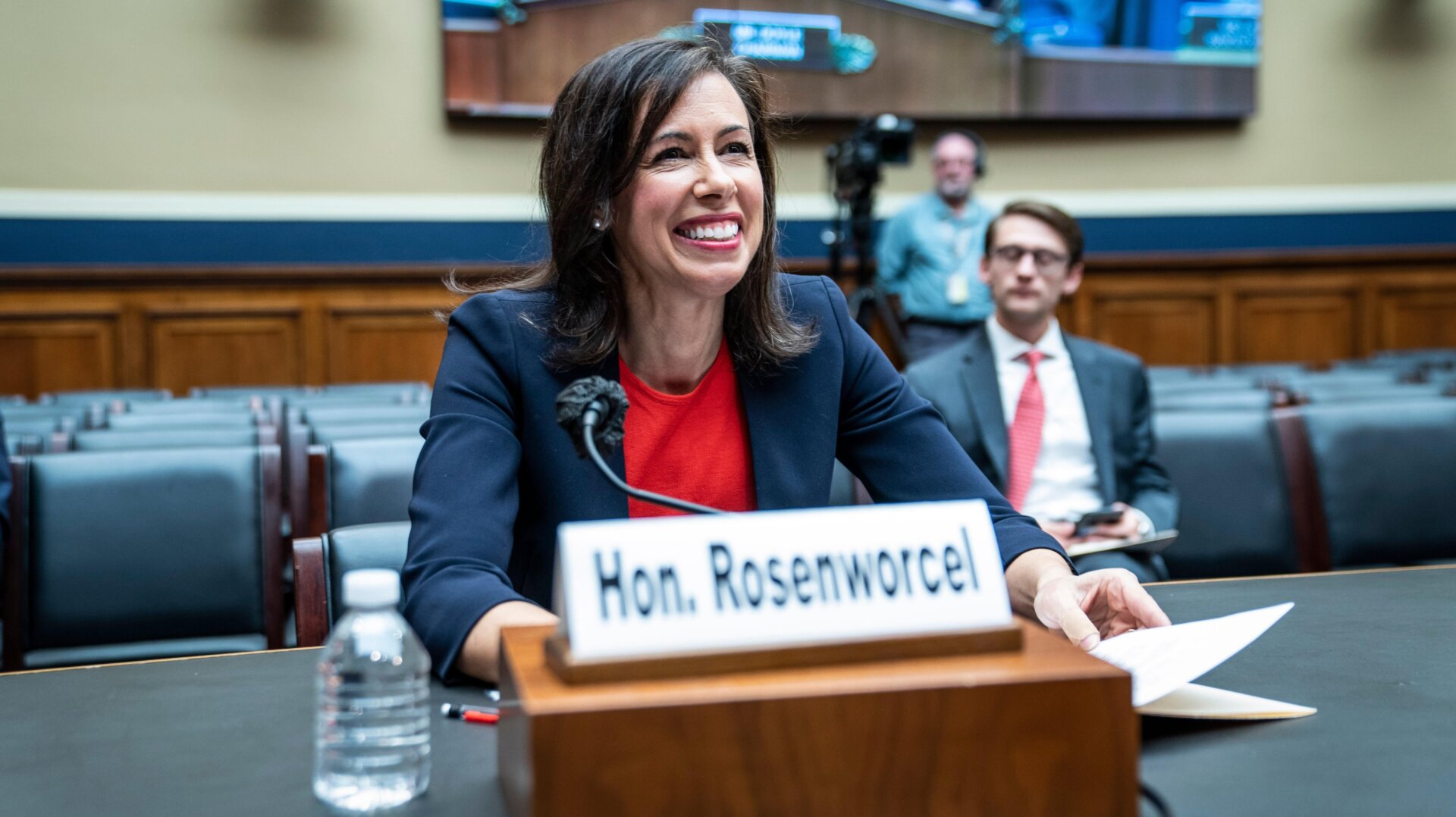 Die Vorsitzende der Federal Communications Commission, Jessica Rosenworcel, hat allen Grund zum Lächeln.