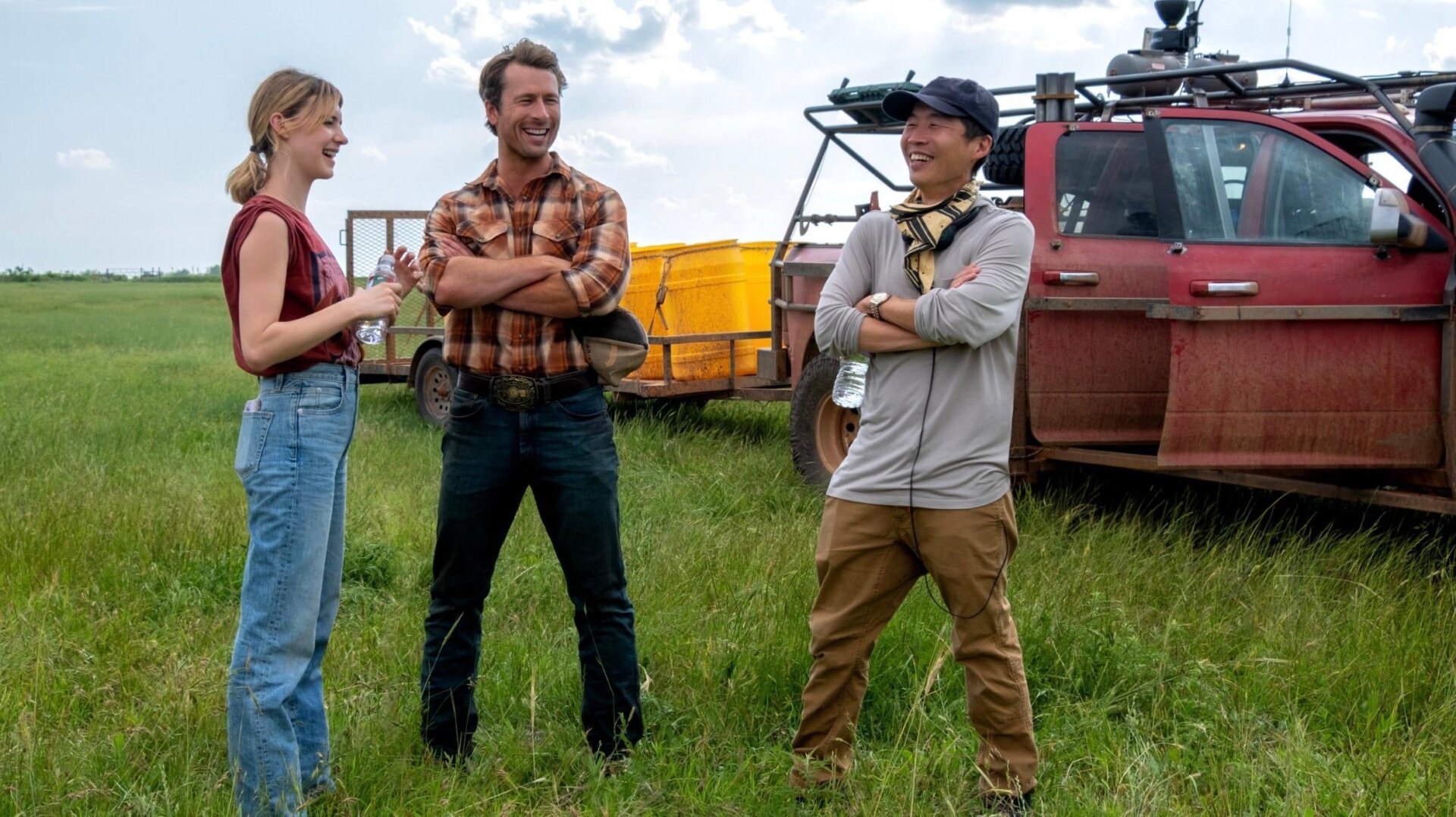 Daisy Edgar-Jones, Glen Powell und Regisseur Lee Isaac Chung bei Dreharbeiten vor Ort Twister.