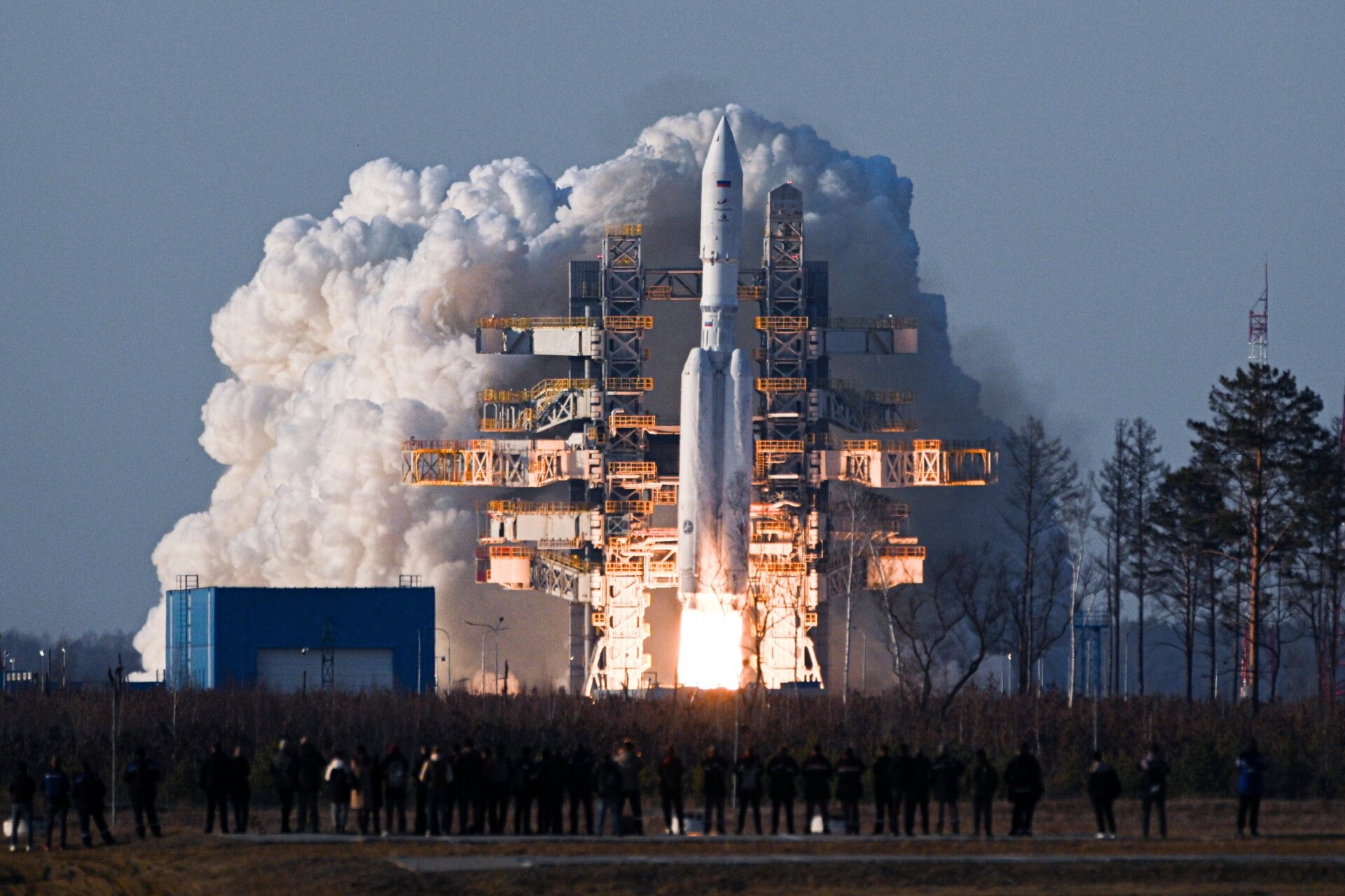 Die Angara-A5-Rakete hebt am 11. April 2024 vom Kosmodrom Wostotschny in der Oblast Amur, Russland ab.