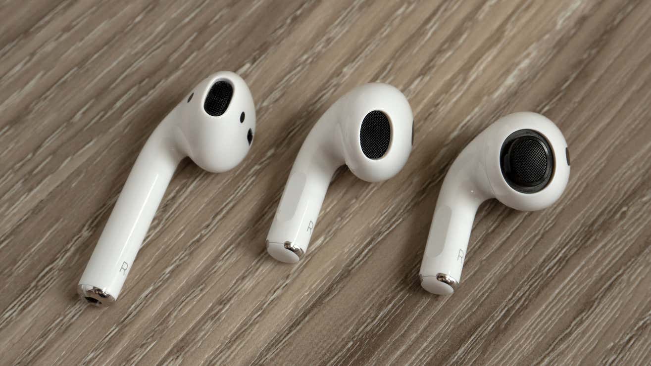 Die AirPods der 2. Generation (links) im Vergleich mit den AirPods der 3. Generation (Mitte) und den nicht mehr erhältlichen AirPods Pro mit entfernter Silikonspitze (rechts).