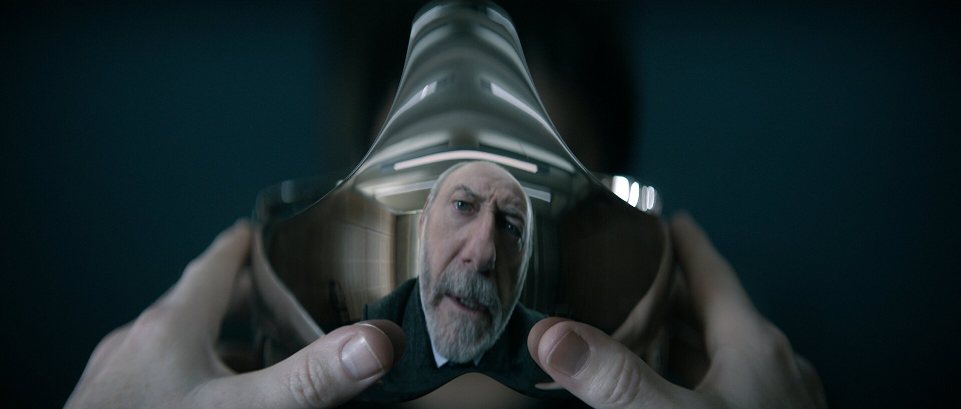 Wade (Liam Cunningham) starrt sein Spiegelbild in einem VR-Helm an 3 Körperproblem.
