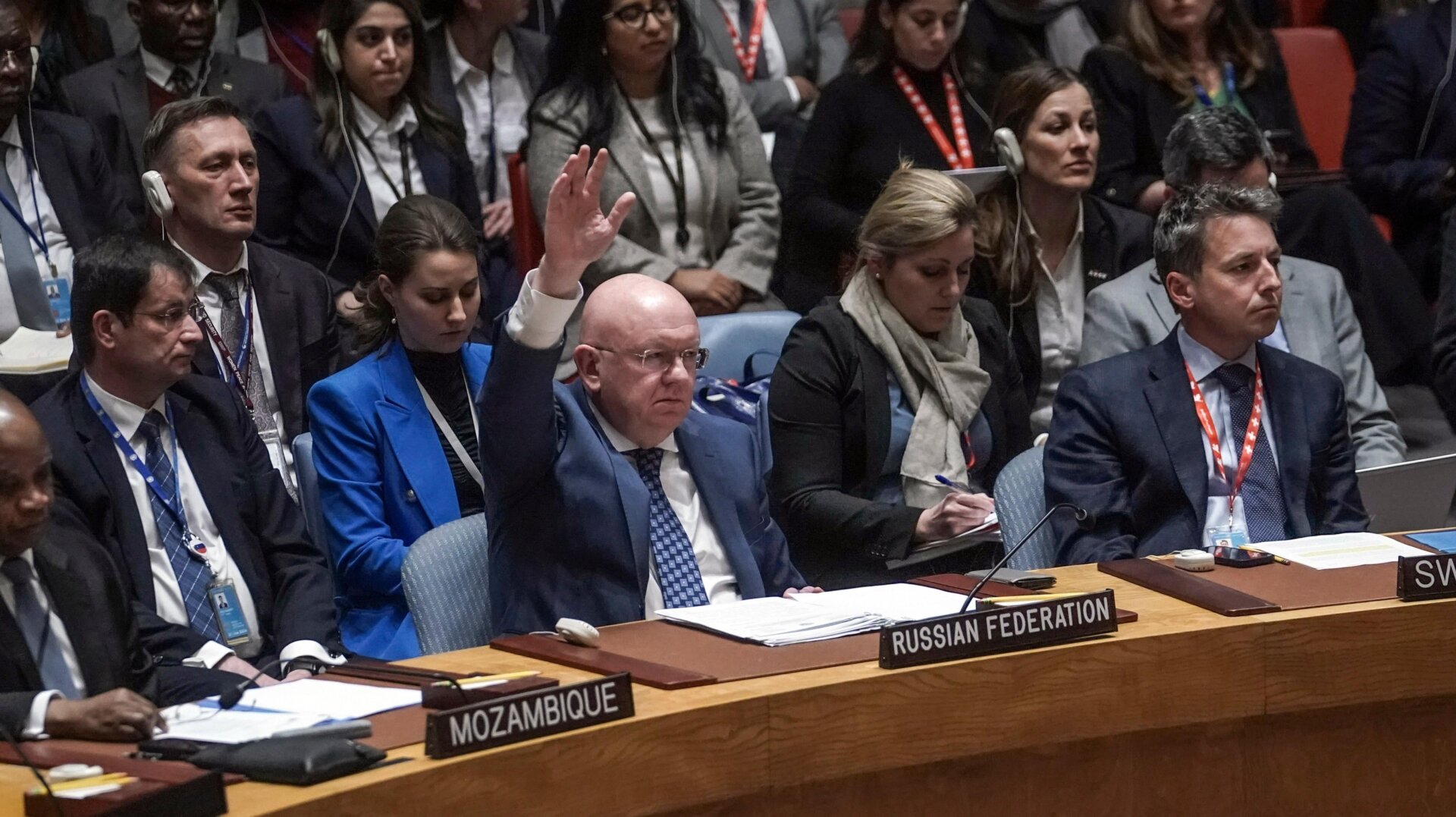 Der russische Botschafter bei den Vereinten Nationen, Wassili Nebensia, legt während einer Sitzung des Sicherheitsrats am 24. April 2024 sein Veto gegen eine Resolution ein, die zur Verhinderung eines nuklearen Wettrüstens im Weltraum aufruft.