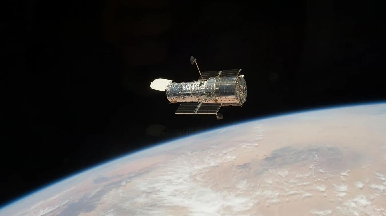 Das Hubble-Weltraumteleskop, gesehen vom Space Shuttle Atlantis (STS-125) im Mai 2009, während der fünften und letzten Wartung des Observatoriums.