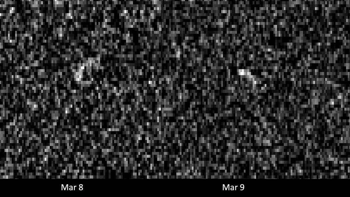 Bilder von Apophis, die von Radioantennen des Goldstone-Komplexes des Deep Space Network in Kalifornien und dem Green Bank-Teleskop in West Virginia aufgenommen wurden, als der Asteroid 17 Millionen Kilometer entfernt war.