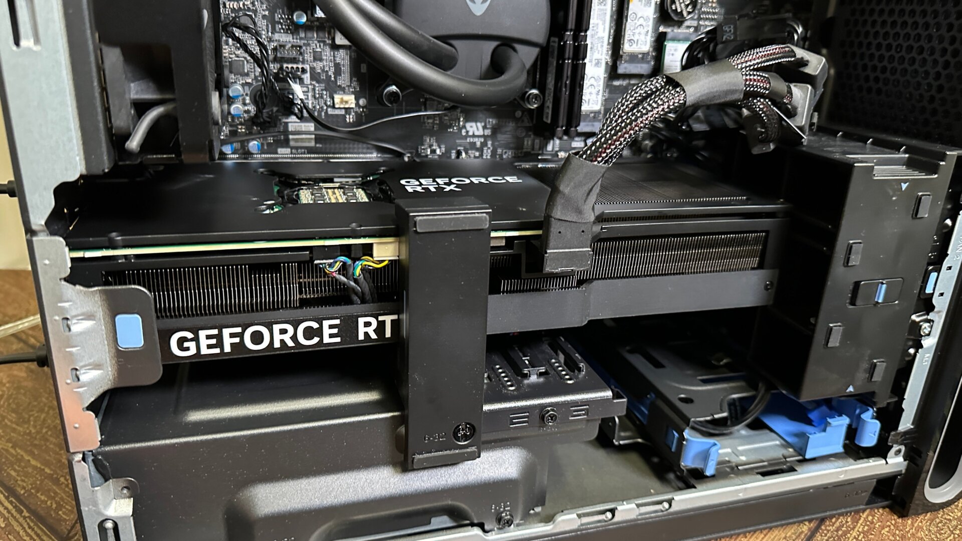 Viele der größten GPUs benötigen Regale, damit sie nicht durchhängen.