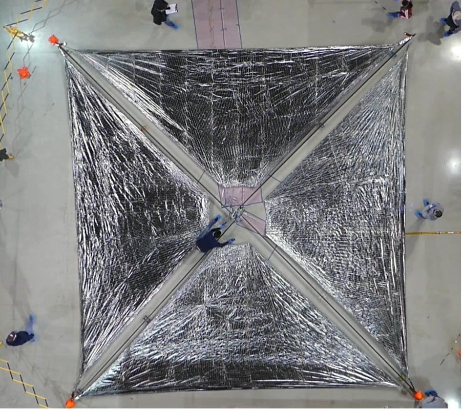 Ingenieure im Langley Research Center der NASA testen den Einsatz des Sonnensegels des Advanced Composite Solar Sail System. 