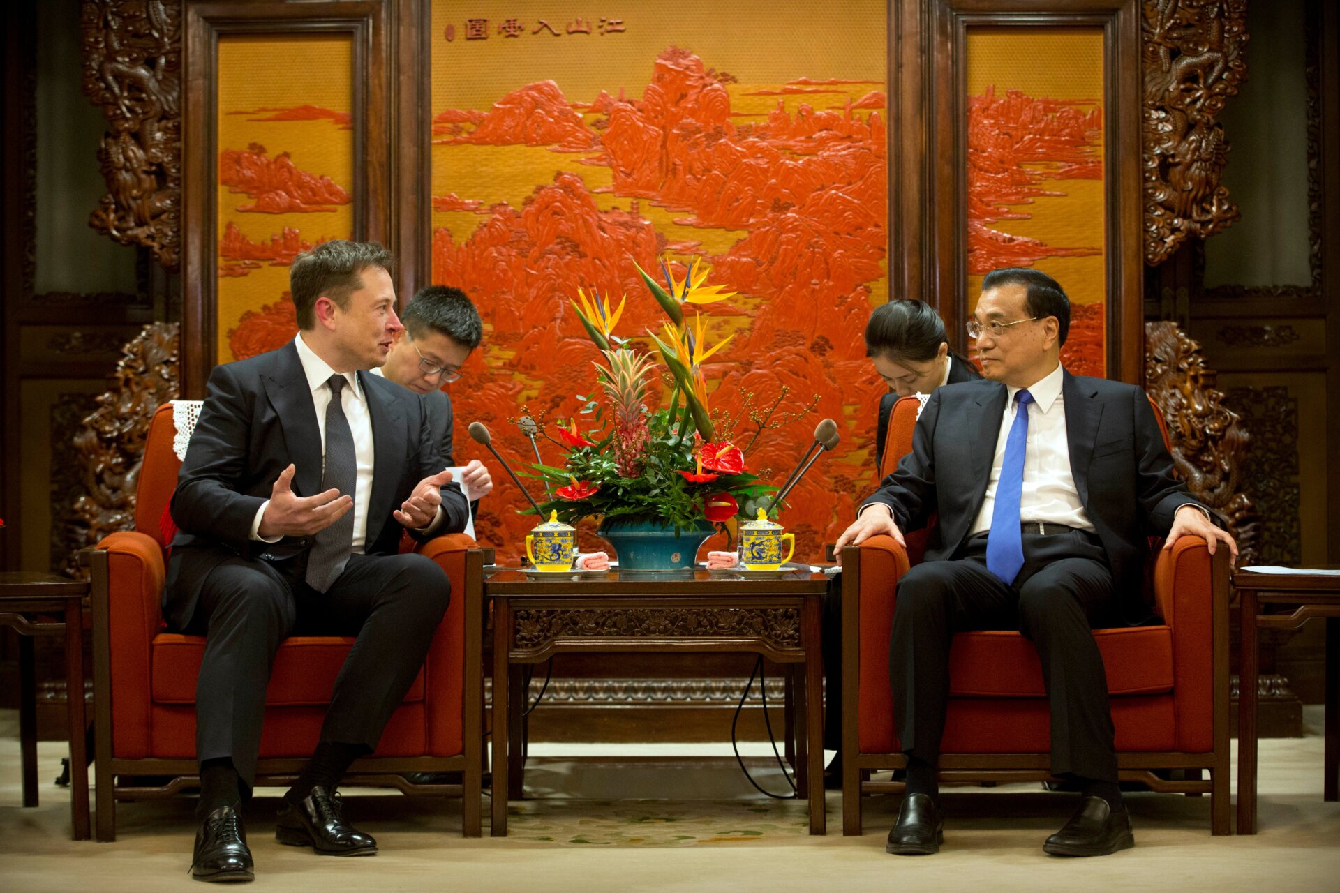 Tesla-CEO Elon Musk (links) spricht, während der chinesische Ministerpräsident Li Keqiang während eines Treffens im Führungskomplex Zhongnanhai in Peking am 9. Januar 2019 zuhört.