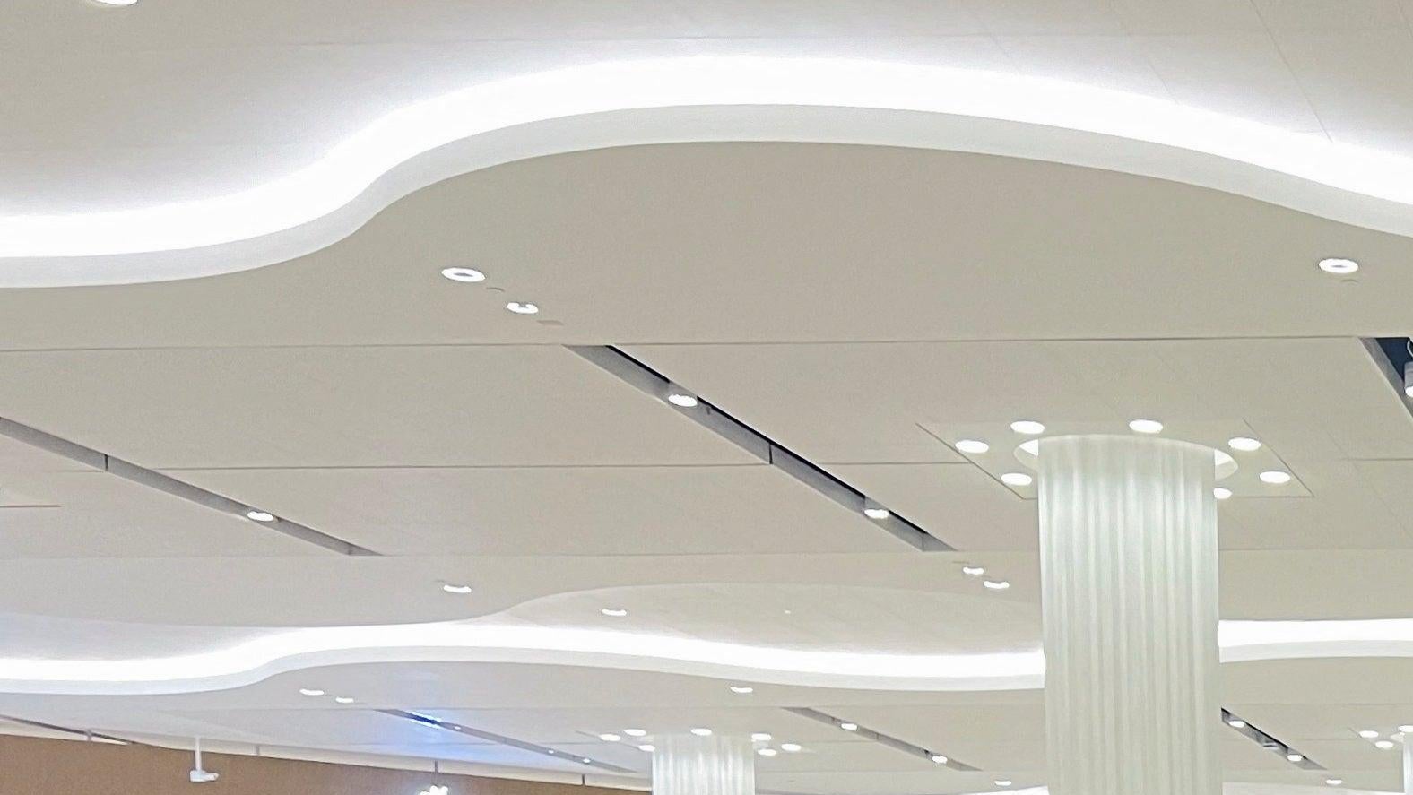 Deckenleuchten am Dubai International Airport