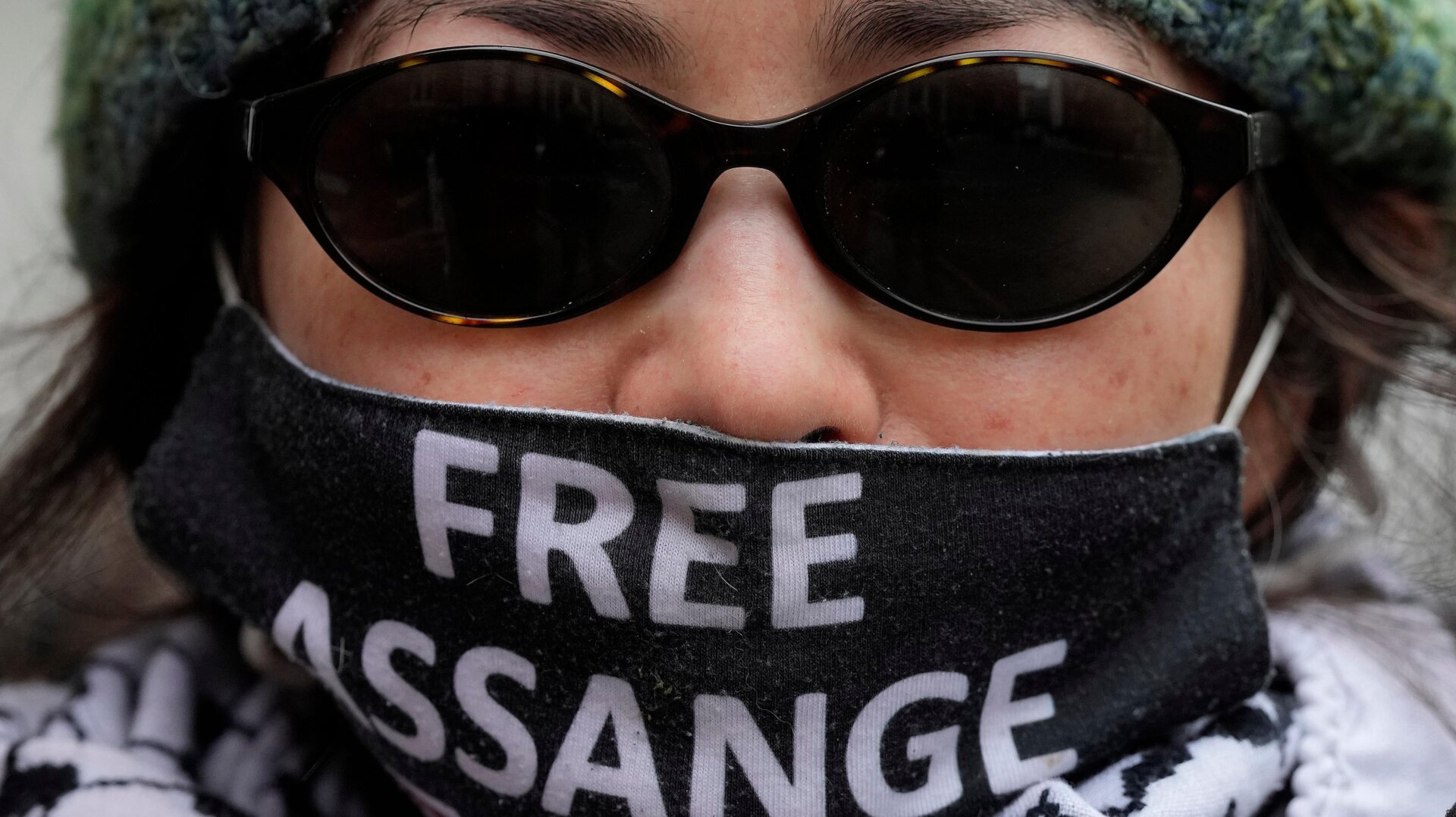Ein Demonstrant steht am Donnerstag, 11. April 2024, vor der ecuadorianischen Botschaft in London, wo Wikileaks-Gründer Julian Assange vor fünf Jahren verhaftet wurde.