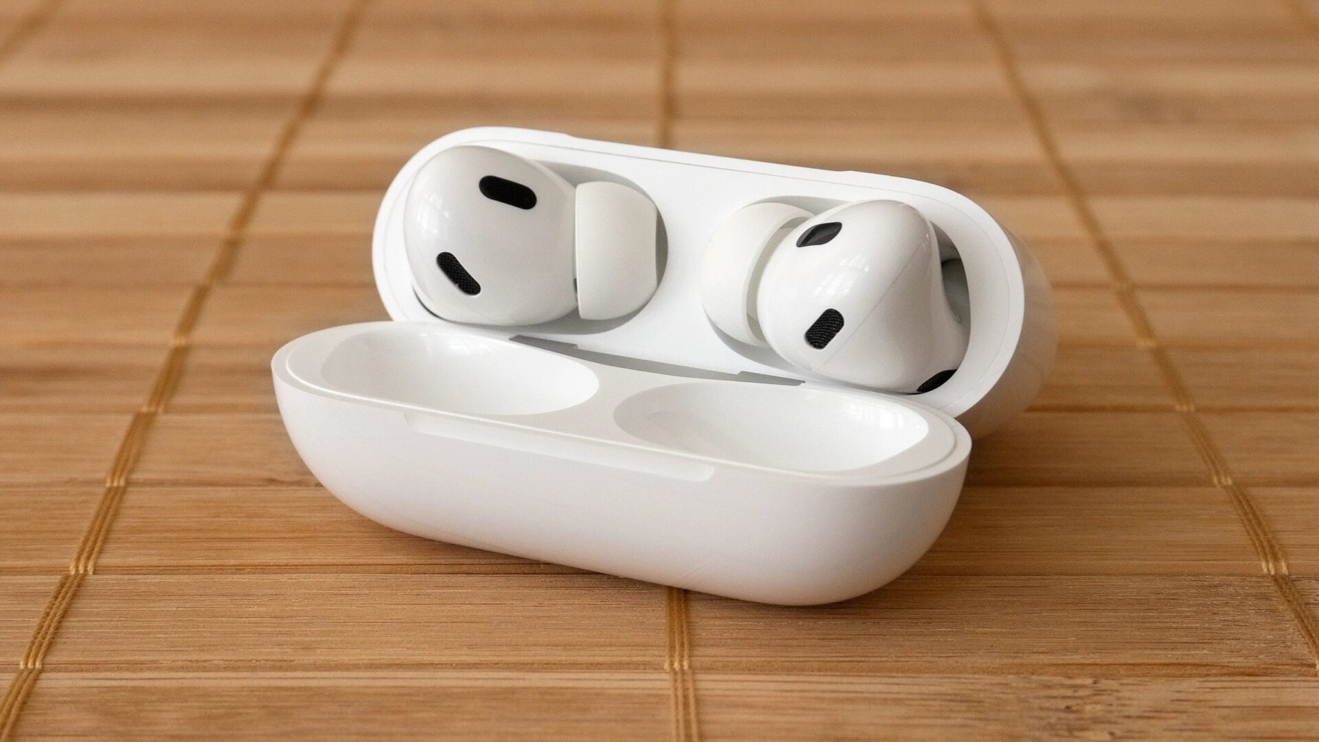 Die Pairing-Taste befindet sich auf der Rückseite des AirPods-Gehäuses.