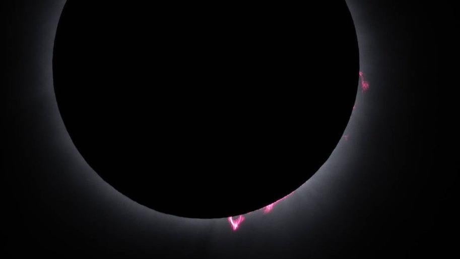 Dieses Bild fängt die roten und rosa Farbtöne der Protuberanzen gut ein.