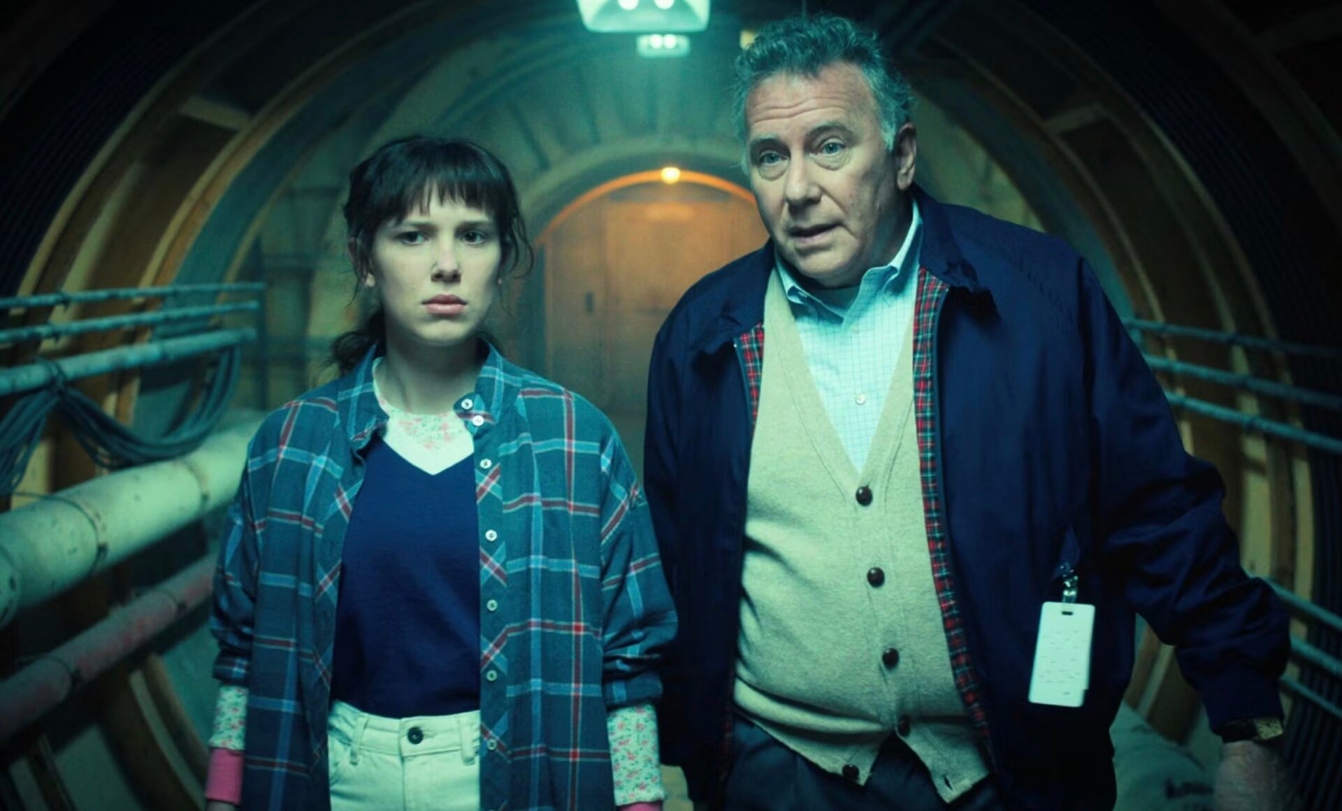 Reiser (mit Millie Bobbie Brown) über Stranger Things – Fremde Dinge