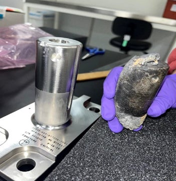 Geborgene Stütze aus der Flugunterstützungsausrüstung der NASA, die zur Befestigung der Batterien der Internationalen Raumstation auf einer Frachtpalette verwendet wird.