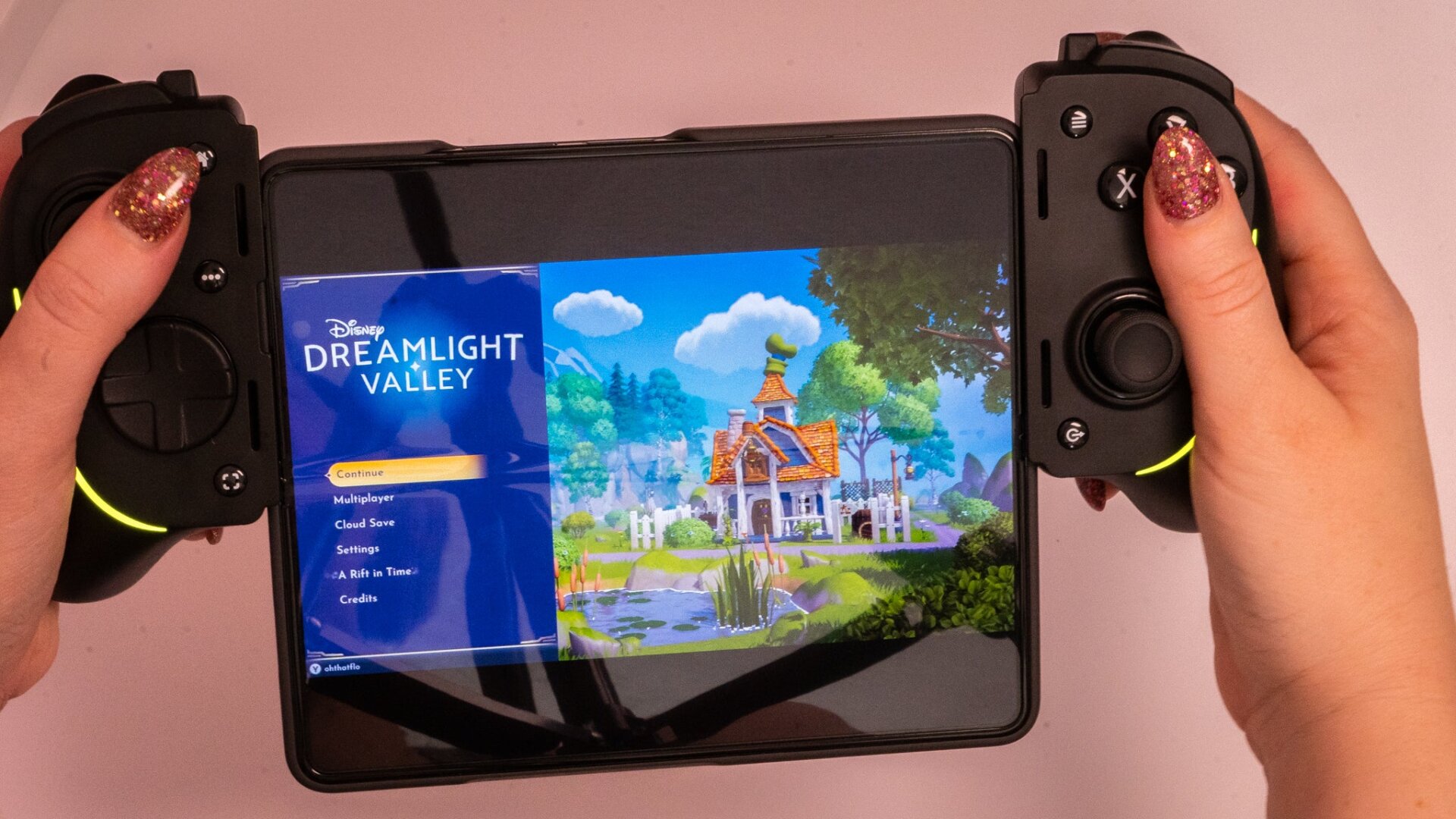 Razer Kishi Ultra um das Galaxy Z Fold 5 geschnallt.