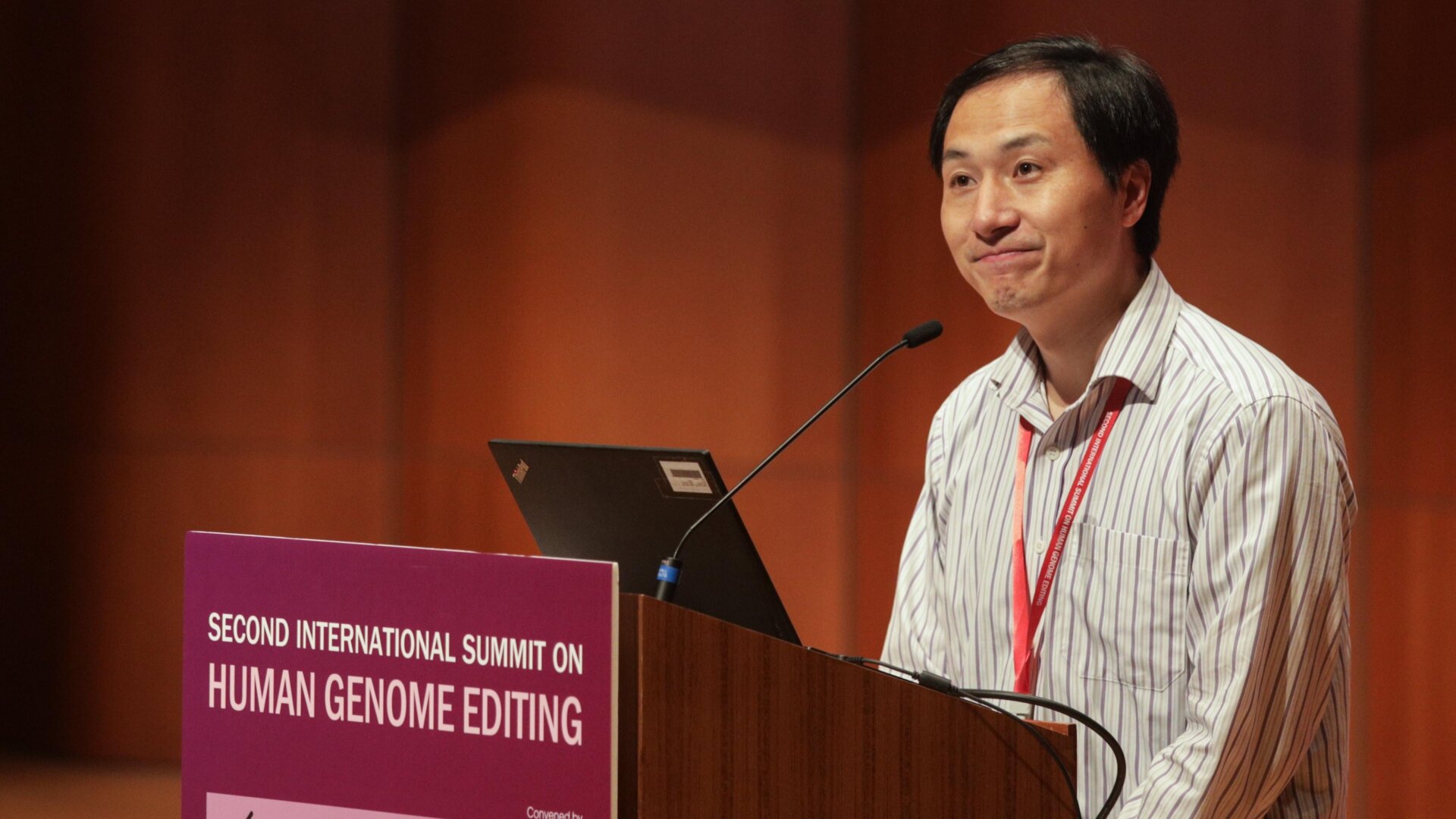 He Jiankui redet während des Zweiten Internationalen Gipfels über die Bearbeitung des Menschengenoms an der Universität von Hongkong im 2018.