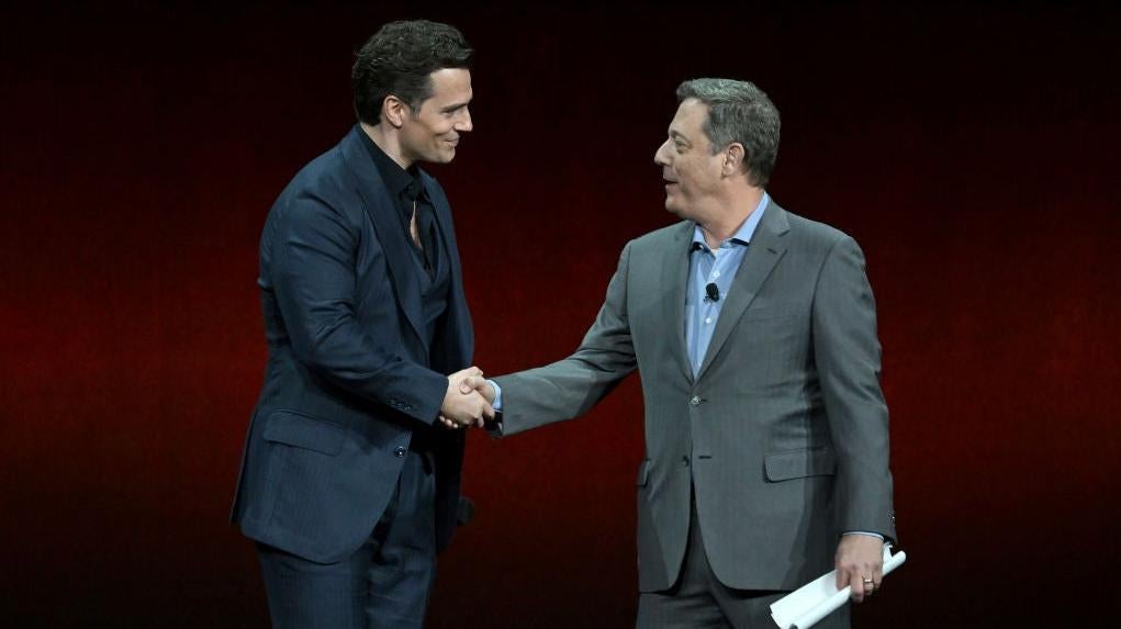 Lionsgate-Vorsitzender Adam Fogelson mit seinem häufigen Mitarbeiter Henry Cavill bei CinemaCon.