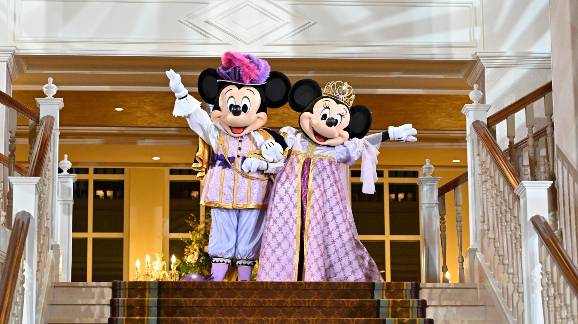 Micky Maus und Minnie Maus bei der Wiedereröffnungsfeier des Disneyland Hotels in Paris am 3. Februar 2024