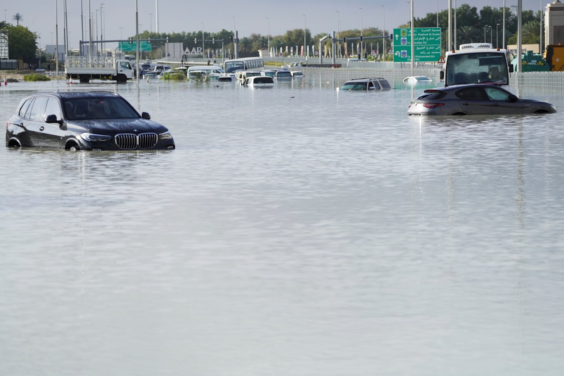Fahrzeuge stehen verlassen im Hochwasser, das eine Hauptstraße in Dubai, Vereinigte Arabische Emirate, bedeckt, Mittwoch, 17. April 2024. 