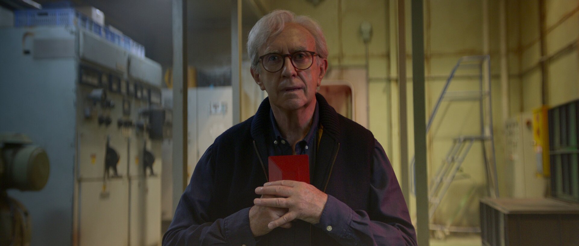 Jonathan Pryce als Mike Evans, kurz vor seinem Tod am Tag des Jüngsten Gerichts.